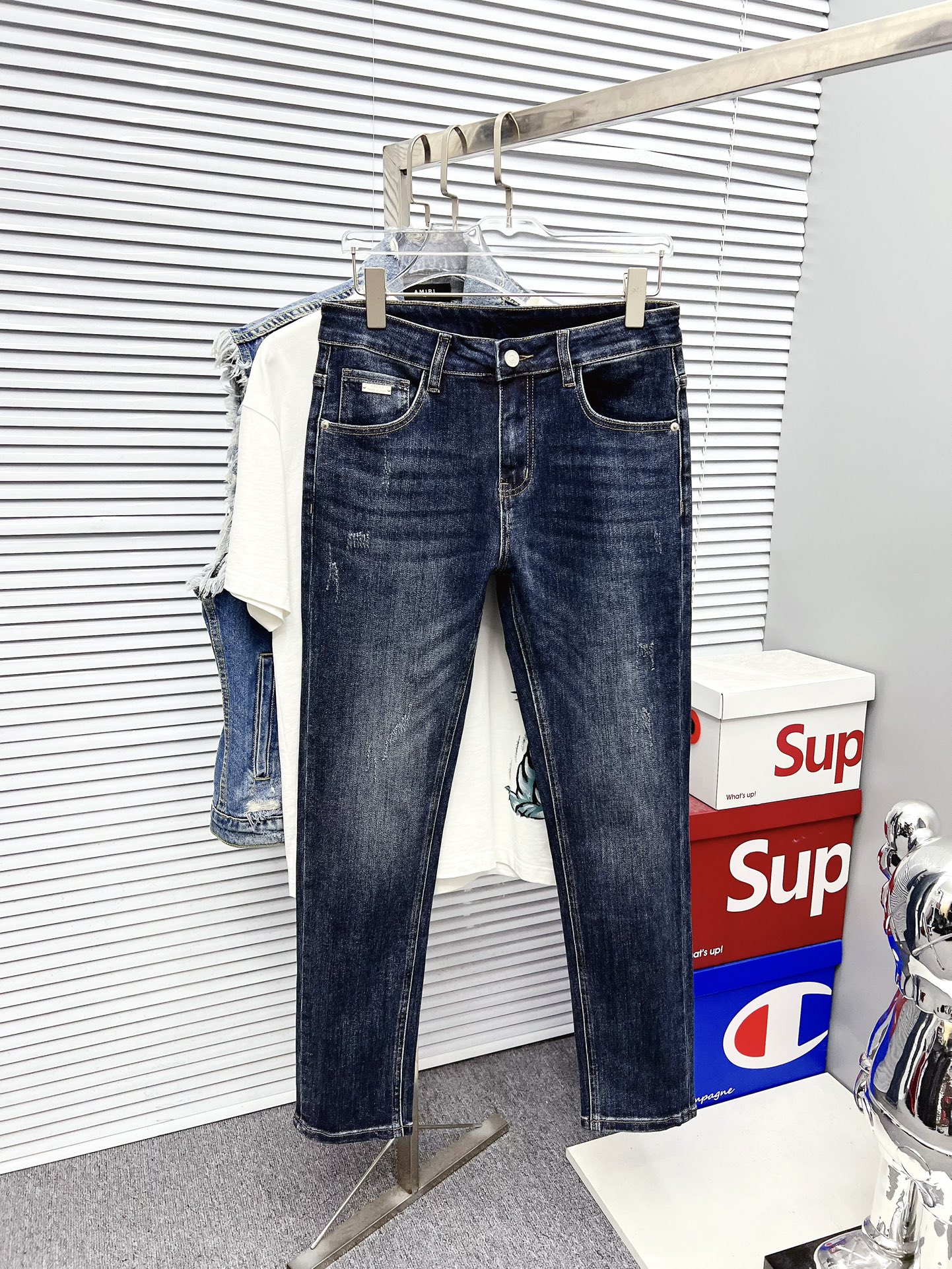 NO:528752,GUCCI Men's denim jeans, official album poster outfit style!  Customer-supplied high-quality imported denim original color fabric, specially selected Japanese Okayama pure 13oz ounce denim fabric, heavy environmentally friendly plant enzyme washing process, the texture has a light retro color, which is quite beautiful, and is very suitable for the autumn and winter color matching. The fabric is soft and delicate after washing, but has a strong bones and a little elastic, providing an excellent comfort experience. There is no damage to any craft elements throughout the body, retaining the purest tannin color!  The whole body details are so perfect, exquisite and exquisite. The latest waist leather marks highlight the brand's characteristics, and hardware accessories, leather marks, and wiring all reflect craftsmanship!  The style is perfectly tailored, and the hip lifting effect is excellent. It can easily sweep any top matching in the wardrobe. It has extensive compatibility and is satisfied with various daily outfits. It has a lot of upper body styles and must-have trousers for quality control and 1V masturbation control!  Size 29-38 None 35 37, gucci,jeans,alexander wang19860909GUCCI 古奇 男士丹宁牛仔裤,官宣画册海报穿搭款！ 客供高级进口的丹宁原色面料,特选日本冈山纯正13oz 盎司牛仔布料,重磅环保植物酵素水洗工艺,肌理有着淡淡的复古色彩,相当漂亮,极符合秋冬的配色,面料经过水洗后柔软细腻,但筋骨感极强,且略带弹力,提供了绝佳的舒适体验,通身无任何工艺元素破坏,保留了最纯粹的丹宁本色！通身细节完美如斯,精湛且考究,最新的腰部皮标彰显了品牌特质,五金配件、皮标、走线无不体现出匠心工艺！版型剪裁完美,提臀修身效果绝佳,可轻松横扫衣橱任何的上装搭配,兼容性广泛,满足于日常各种穿搭,上身型款十足,于品质控及1V迷控者必入型裤装！ 尺码29-38 无35 37,,gucci,jeans,alexander wang,Men's clothing