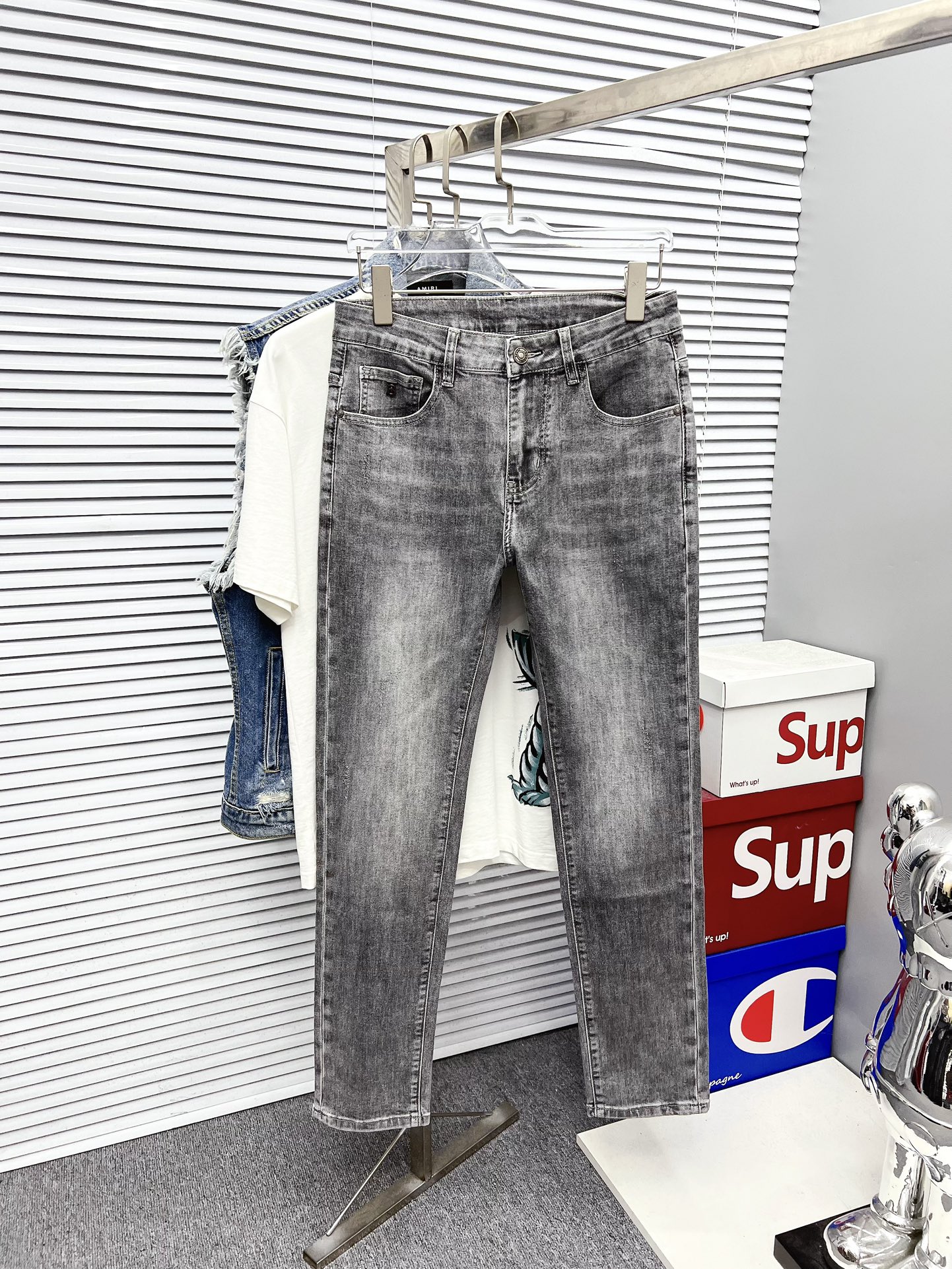 NO:528755,Burberry men's denim jeans, official album poster outfits!  Customer-supplied high-quality imported denim original color fabric, specially selected Japanese Okayama pure 13oz ounce denim fabric, heavy environmentally friendly plant enzyme washing process, the texture has a light retro color, which is quite beautiful, and is very suitable for the autumn and winter color matching. The fabric is soft and delicate after washing, but has a strong bones and a little elastic, providing an excellent comfort experience. There is no damage to any craft elements throughout the body, retaining the purest tannin color!  The whole body details are so perfect, exquisite and exquisite. The latest waist leather marks highlight the brand's characteristics, and hardware accessories, leather marks, and wiring all reflect craftsmanship!  The style is perfectly tailored, and the hip lifting effect is excellent. It can easily sweep any top matching in the wardrobe. It has extensive compatibility and is satisfied with various daily outfits. It has a lot of upper body styles and must-have trousers for quality control and 1V masturbation control!  Size 29-38 None 35 37, burberry,burberry,jeans,alexander wang19860909Burberry 巴宝莉 男士丹宁牛仔裤,官宣画册海报穿搭款！ 客供高级进口的丹宁原色面料,特选日本冈山纯正13oz 盎司牛仔布料,重磅环保植物酵素水洗工艺,肌理有着淡淡的复古色彩,相当漂亮,极符合秋冬的配色,面料经过水洗后柔软细腻,但筋骨感极强,且略带弹力,提供了绝佳的舒适体验,通身无任何工艺元素破坏,保留了最纯粹的丹宁本色！通身细节完美如斯,精湛且考究,最新的腰部皮标彰显了品牌特质,五金配件、皮标、走线无不体现出匠心工艺！版型剪裁完美,提臀修身效果绝佳,可轻松横扫衣橱任何的上装搭配,兼容性广泛,满足于日常各种穿搭,上身型款十足,于品质控及1V迷控者必入型裤装！ 尺码29-38 无35 37,,burberry,burberry,jeans,alexander wang,Men's clothing