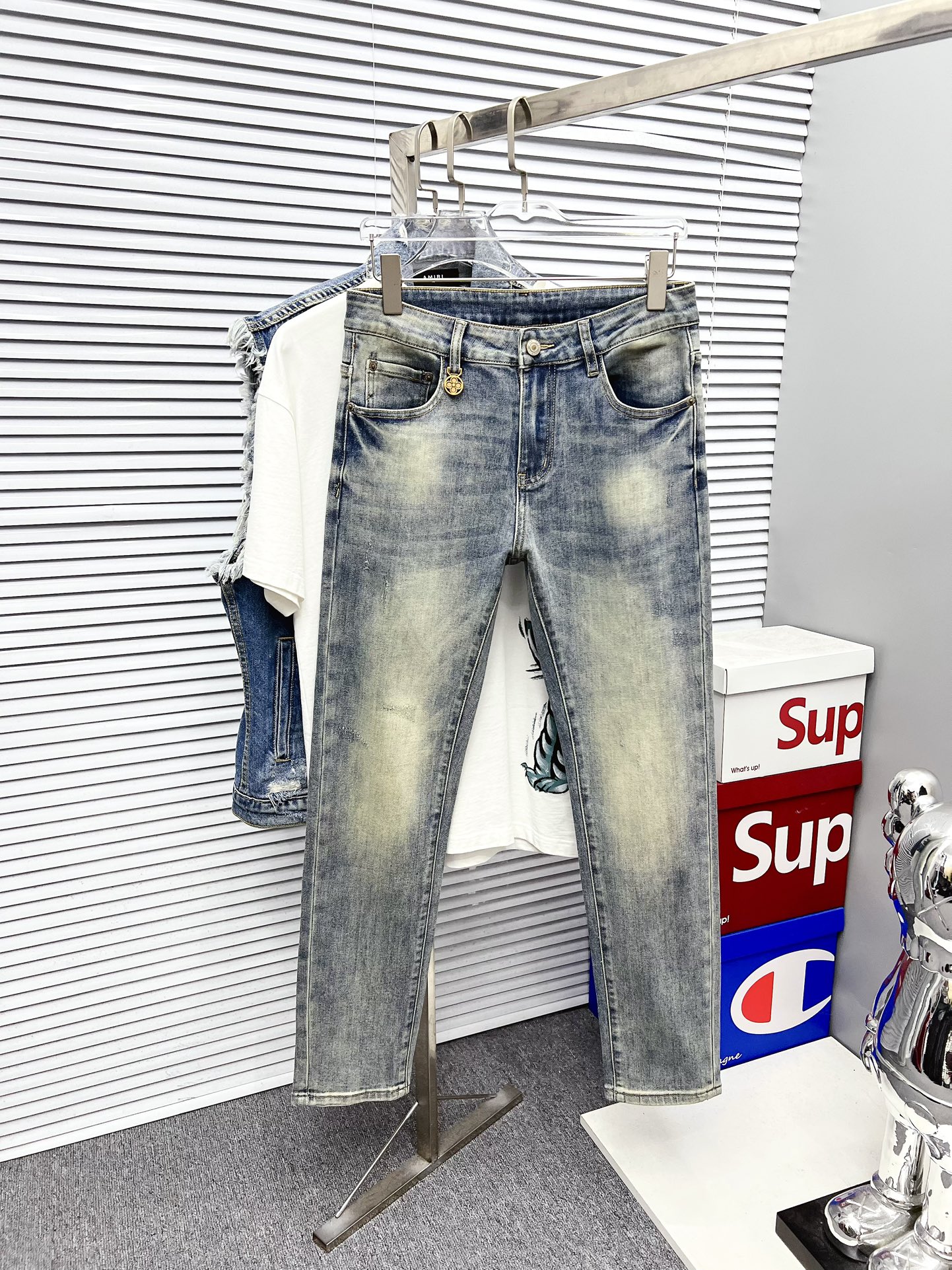 NO:528758,LV men's denim jeans, official album poster outfit style!  Customer-supplied high-quality imported denim original color fabric, specially selected Japanese Okayama pure 13oz ounce denim fabric, heavy environmentally friendly plant enzyme washing process, the texture has a light retro color, which is quite beautiful, and is very suitable for the autumn and winter color matching. The fabric is soft and delicate after washing, but has a strong bones and a little elastic, providing an excellent comfort experience. There is no damage to any craft elements throughout the body, retaining the purest tannin color!  The whole body details are so perfect, exquisite and exquisite. The latest waist leather marks highlight the brand's characteristics, and hardware accessories, leather marks, and wiring all reflect craftsmanship!  The style is perfectly tailored, and the hip lifting effect is excellent. It can easily sweep any top matching in the wardrobe. It has extensive compatibility and is satisfied with various daily outfits. It has a lot of upper body styles and must-have trousers for quality control and 1V masturbation control!  Size 29-38 None 35 37,,louis vuitton,jeans,alexander wang19860909LV 男士丹宁牛仔裤,官宣画册海报穿搭款！ 客供高级进口的丹宁原色面料,特选日本冈山纯正13oz 盎司牛仔布料,重磅环保植物酵素水洗工艺,肌理有着淡淡的复古色彩,相当漂亮,极符合秋冬的配色,面料经过水洗后柔软细腻,但筋骨感极强,且略带弹力,提供了绝佳的舒适体验,通身无任何工艺元素破坏,保留了最纯粹的丹宁本色！通身细节完美如斯,精湛且考究,最新的腰部皮标彰显了品牌特质,五金配件、皮标、走线无不体现出匠心工艺！版型剪裁完美,提臀修身效果绝佳,可轻松横扫衣橱任何的上装搭配,兼容性广泛,满足于日常各种穿搭,上身型款十足,于品质控及1V迷控者必入型裤装！ 尺码29-38 无35 37,,louis vuitton,jeans,alexander wang,Men's clothing