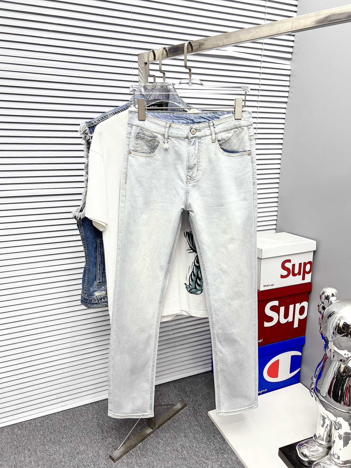 NO:528764,PRADA men's denim jeans, official album poster outfit style!  Customer-supplied high-quality imported denim original color fabric, specially selected Japanese Okayama pure 13oz ounce denim fabric, heavy environmentally friendly plant enzyme washing process, the texture has a light retro color, which is quite beautiful, and is very suitable for the autumn and winter color matching. The fabric is soft and delicate after washing, but has a strong bones and a little elastic, providing an excellent comfort experience. There is no damage to any craft elements throughout the body, retaining the purest tannin color!  The whole body details are so perfect, exquisite and exquisite. The latest waist leather marks highlight the brand's characteristics, and hardware accessories, leather marks, and wiring all reflect craftsmanship!  The style is perfectly tailored, and the hip lifting effect is excellent. It can easily sweep any top matching in the wardrobe. It has extensive compatibility and is satisfied with various daily outfits. It has a lot of upper body styles and must-have trousers for quality control and 1V masturbation control!  Size 29-38 None 35 37,,prada,prada,jeans,alexander wang19860909PRADA 普拉达 男士丹宁牛仔裤,官宣画册海报穿搭款！ 客供高级进口的丹宁原色面料,特选日本冈山纯正13oz 盎司牛仔布料,重磅环保植物酵素水洗工艺,肌理有着淡淡的复古色彩,相当漂亮,极符合秋冬的配色,面料经过水洗后柔软细腻,但筋骨感极强,且略带弹力,提供了绝佳的舒适体验,通身无任何工艺元素破坏,保留了最纯粹的丹宁本色！通身细节完美如斯,精湛且考究,最新的腰部皮标彰显了品牌特质,五金配件、皮标、走线无不体现出匠心工艺！版型剪裁完美,提臀修身效果绝佳,可轻松横扫衣橱任何的上装搭配,兼容性广泛,满足于日常各种穿搭,上身型款十足,于品质控及1V迷控者必入型裤装！ 尺码29-38 无35 37,,prada,prada,jeans,alexander wang,Men's clothing