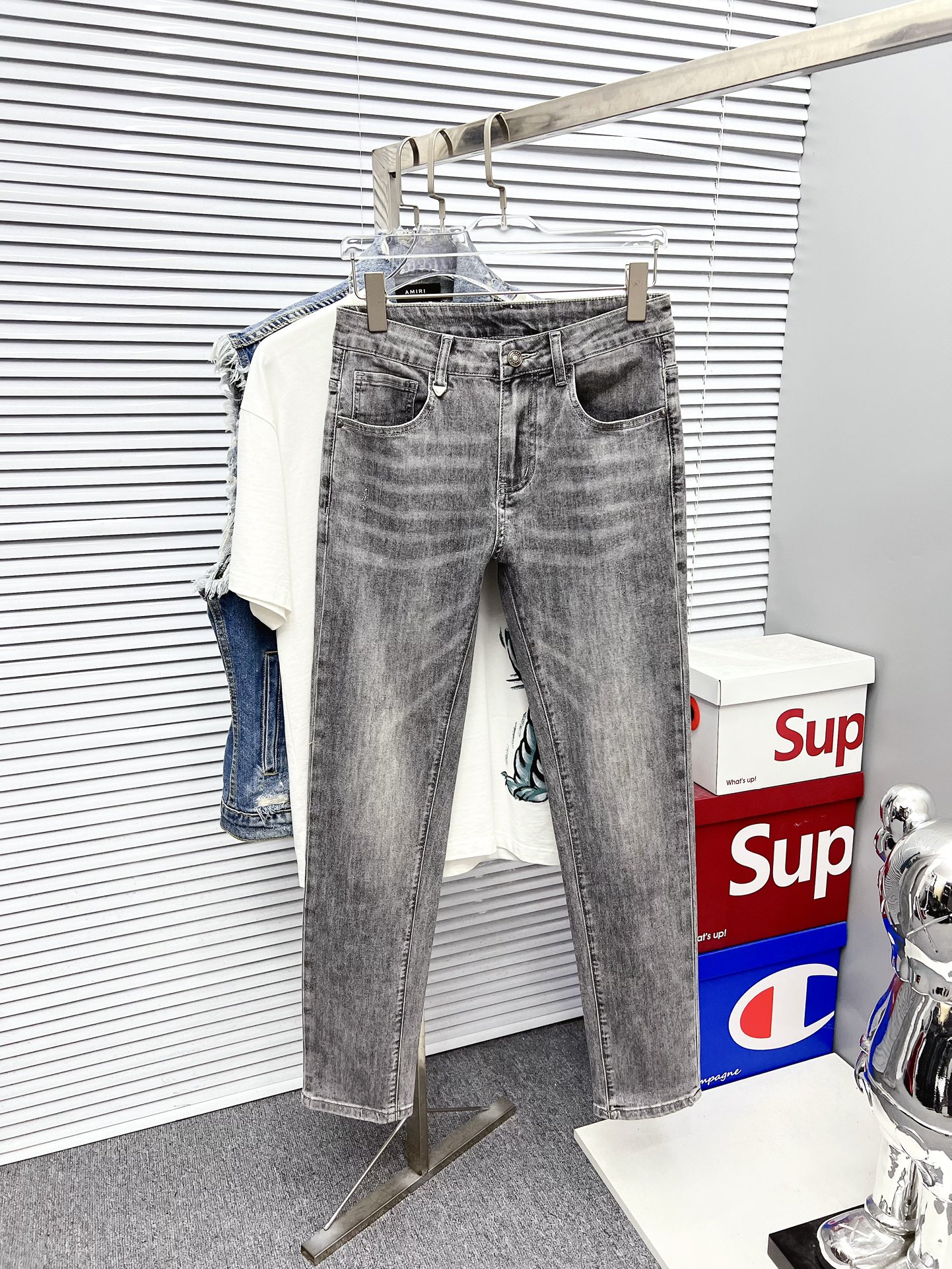 NO:528767,Armani Men's denim jeans, official album poster outfit!  Customer-supplied high-quality imported denim original color fabric, specially selected Japanese Okayama pure 13oz ounce denim fabric, heavy environmentally friendly plant enzyme washing process, the texture has a light retro color, which is quite beautiful, and is very suitable for the autumn and winter color matching. The fabric is soft and delicate after washing, but has a strong bones and a little elastic, providing an excellent comfort experience. There is no damage to any craft elements throughout the body, retaining the purest tannin color!  The whole body details are so perfect, exquisite and exquisite. The latest waist leather marks highlight the brand's characteristics, and hardware accessories, leather marks, and wiring all reflect craftsmanship!  The style is perfectly tailored, and the hip lifting effect is excellent. It can easily sweep any top matching in the wardrobe. It has extensive compatibility and is satisfied with various daily outfits. It has a lot of upper body styles and must-have trousers for quality control and 1V masturbation control!  Size 29-38 None 35 37, Armani,armani,jeans,alexander wang19860909Armani 阿玛尼 男士丹宁牛仔裤,官宣画册海报穿搭款！ 客供高级进口的丹宁原色面料,特选日本冈山纯正13oz 盎司牛仔布料,重磅环保植物酵素水洗工艺,肌理有着淡淡的复古色彩,相当漂亮,极符合秋冬的配色,面料经过水洗后柔软细腻,但筋骨感极强,且略带弹力,提供了绝佳的舒适体验,通身无任何工艺元素破坏,保留了最纯粹的丹宁本色！通身细节完美如斯,精湛且考究,最新的腰部皮标彰显了品牌特质,五金配件、皮标、走线无不体现出匠心工艺！版型剪裁完美,提臀修身效果绝佳,可轻松横扫衣橱任何的上装搭配,兼容性广泛,满足于日常各种穿搭,上身型款十足,于品质控及1V迷控者必入型裤装！ 尺码29-38 无35 37,,armani,armani,jeans,alexander wang,Men's clothing