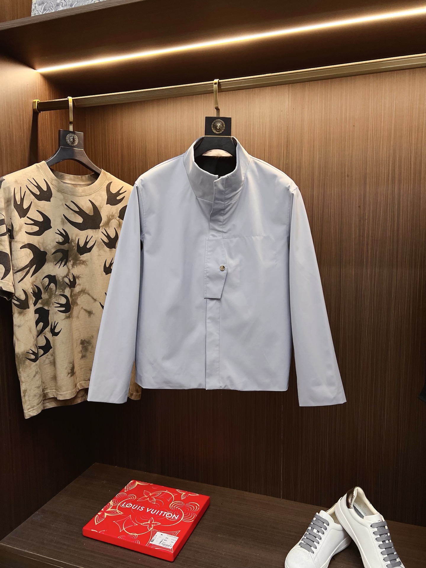 NO:629328,Zeg# 25 spring and summer men's high-end woven/windbreaker series of jackets. High-end boutique series, same styles for men and women. Orders from trading company channels. Series on sale at official website counters. The industry's exclusive first release of the most sought-after and popular series in the classic main line. Same styles for men and women. Classic urban casual style, versatile and simple style, couple's jacket!  It can be said to be a must-have item in spring and summer. It has a new design style, a design that subverts cognition, an iconic brand logo, a new dust-proof fabric, and is slightly waterproof. It can be worn casually with a T-shirt. The upper body is super fashionable and is especially easy to match. The concave shape in spring and summer is naturally indispensable for such high-end configurations.  And its dressing magic is very powerful. Basically, all types are easy to control. The casual version configuration does not feel uncomfortable. The new style and tonality are more outstanding and outstanding. The charm of the outfit is naturally more advanced, more colorful and handsome, but without losing warmth. Whether it is worn outside or inside, I believe this style is the perfect choice!  !  !  Color Black Blue Size M L XL 2XL 3XL,,jackets & coats,tees,t-shirt,alexander wang19860909Zeg# 25春夏 男装高端梭织/风衣 系列外套 高端精品系列,男女同款,贸易公司渠道订单,官网专柜在售系列,业内独家首发经典主线里最抢手最火爆的系列男女同款,经典都市休闲风尚,百搭简约范,情侣款外套！可以说是春夏季必备款了 全新设计风格,颠覆认知的设计,标志性品牌图案标识,全新防尘面料,轻度防水,随便搭件T恤,上身超时髦,特别的便于搭配,春夏季凹造型自然是少不了这样的高档配置 并且它的穿搭魔力十分之强大,基本上各种类型都是轻而易举的驾驭,休闲的版型配置,不会不适感,全新风格以及调性更加的出色更加的出众,穿搭的魅力自然也更加的高级,更加的出彩更加的显帅,但是又不失温度,无论是外穿还是内搭,我相信此款都是完美之选！！！ 颜色黑色 蓝色 码数M L XL 2XL 3XL,,jackets & coats,tees，t-shirt,alexander wang,Men's clothing