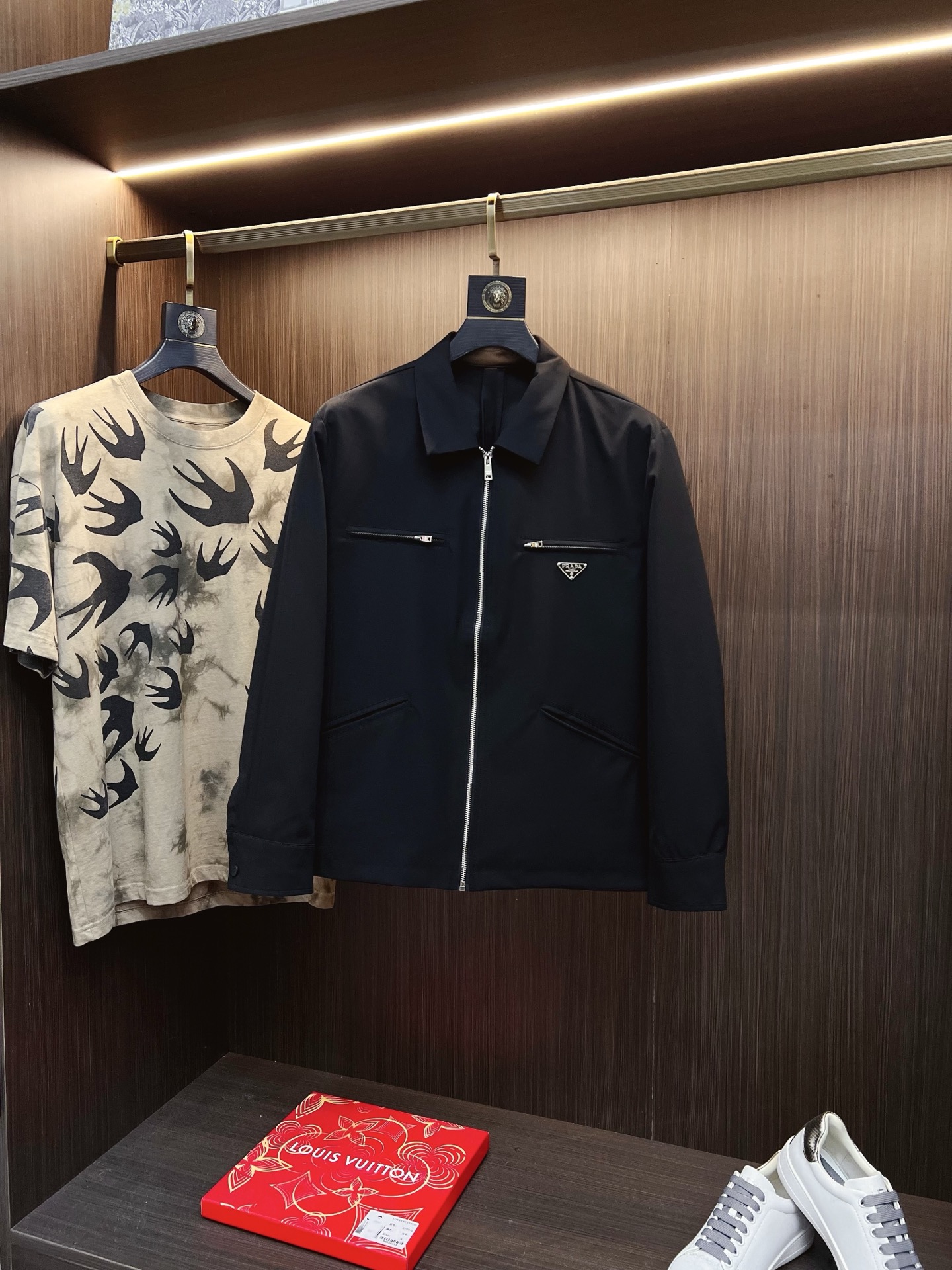 NO:629320,PD# 25 spring and summer men's high-end woven/windbreaker series jackets High-end boutique series, same styles for men and women, orders from trading companies, series on sale at official website counters, the industry's exclusive first release of the most sought-after and popular series in the classic main line, same styles for men and women, classic urban casual style, versatile and simple style, couple's jackets!  It can be said to be a must-have item in spring and summer. It has a new design style, a design that subverts cognition, an iconic brand logo, a new dust-proof fabric, and is slightly waterproof. It can be worn casually with a T-shirt. The upper body is super fashionable and is especially easy to match. The concave shape in spring and summer is naturally indispensable for such high-end configurations.  And its dressing magic is very powerful. Basically, all types are easy to control. The casual version configuration does not feel uncomfortable. The new style and tonality are more outstanding and outstanding. The charm of the outfit is naturally more advanced, more colorful and handsome, but without losing warmth. Whether it is worn outside or inside, I believe this style is the perfect choice!  !  !  Color black light apricot Size M L XL 2XL 3XL,,jackets & coats,tees,t-shirt,alexander wang19860909PD# 25春夏 男装高端梭织/风衣 系列外套 高端精品系列,男女同款,贸易公司渠道订单,官网专柜在售系列,业内独家首发经典主线里最抢手最火爆的系列男女同款,经典都市休闲风尚,百搭简约范,情侣款外套！可以说是春夏季必备款了 全新设计风格,颠覆认知的设计,标志性品牌图案标识,全新防尘面料,轻度防水,随便搭件T恤,上身超时髦,特别的便于搭配,春夏季凹造型自然是少不了这样的高档配置 并且它的穿搭魔力十分之强大,基本上各种类型都是轻而易举的驾驭,休闲的版型配置,不会不适感,全新风格以及调性更加的出色更加的出众,穿搭的魅力自然也更加的高级,更加的出彩更加的显帅,但是又不失温度,无论是外穿还是内搭,我相信此款都是完美之选！！！ 颜色黑色 浅杏色 码数M L XL 2XL 3XL,,jackets & coats,tees，t-shirt,alexander wang,Men's clothing