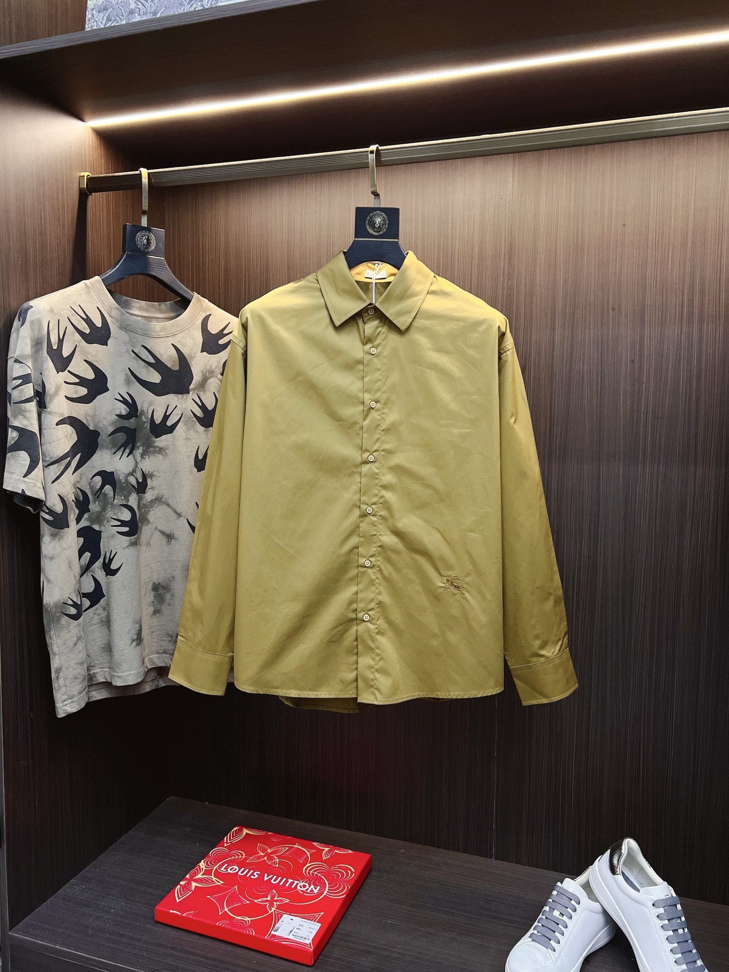 NO:629312,High version, slightly loose, Burberry casual long-sleeved shirt, sold through trading company channels, pure bloodline, new product in early autumn of 2025, high-end Thai OEM, classic evergreen top product!  A shirt that is very in line with the aesthetic tone of the B family. The shape design perfectly follows the essence of the B family. It has a strong British style, and the iconic war horse embroidery is injected into the hem, which is highly recognizable and flaunts your identity!  The details are exquisite and exquisite, the seams are tight, the tailoring is first-class, every inch is just right, the lines are smooth and clean, it is an invincible and versatile type, both elegant and harmonious, both business and leisure, it can be used throughout many seasons, and the compatibility with bottoms is extremely high. It is a must-have basic item for men's wardrobe!  Size S- XL,,burberry,shirts,alexander wang19860909高版本 微宽松 巴宝莉休闲长袖衬衫,贸易公司渠道货,纯正血统,25年早秋新品,高端泰国代工出品,经典常青王牌产物！ 极符合B家族美学基调的一款衬衫,造型设计完美沿袭了B家的精髓.具有浓郁的英伦风格,下摆注入标志性战马刺绣体,颇具辨识度且标榜了身份！ 细节工艺精致考究,严丝合缝,剪裁一流,每一寸都拿捏的恰到好处,线条感流畅干净,无敌的百搭类型,亦庄亦谐,商务与休闲兼备,可以贯穿多个季节,与下装兼容空间极高,男人衣橱必备的基础单品！尺码S- XL,,burberry,shirts,alexander wang,Men's clothing