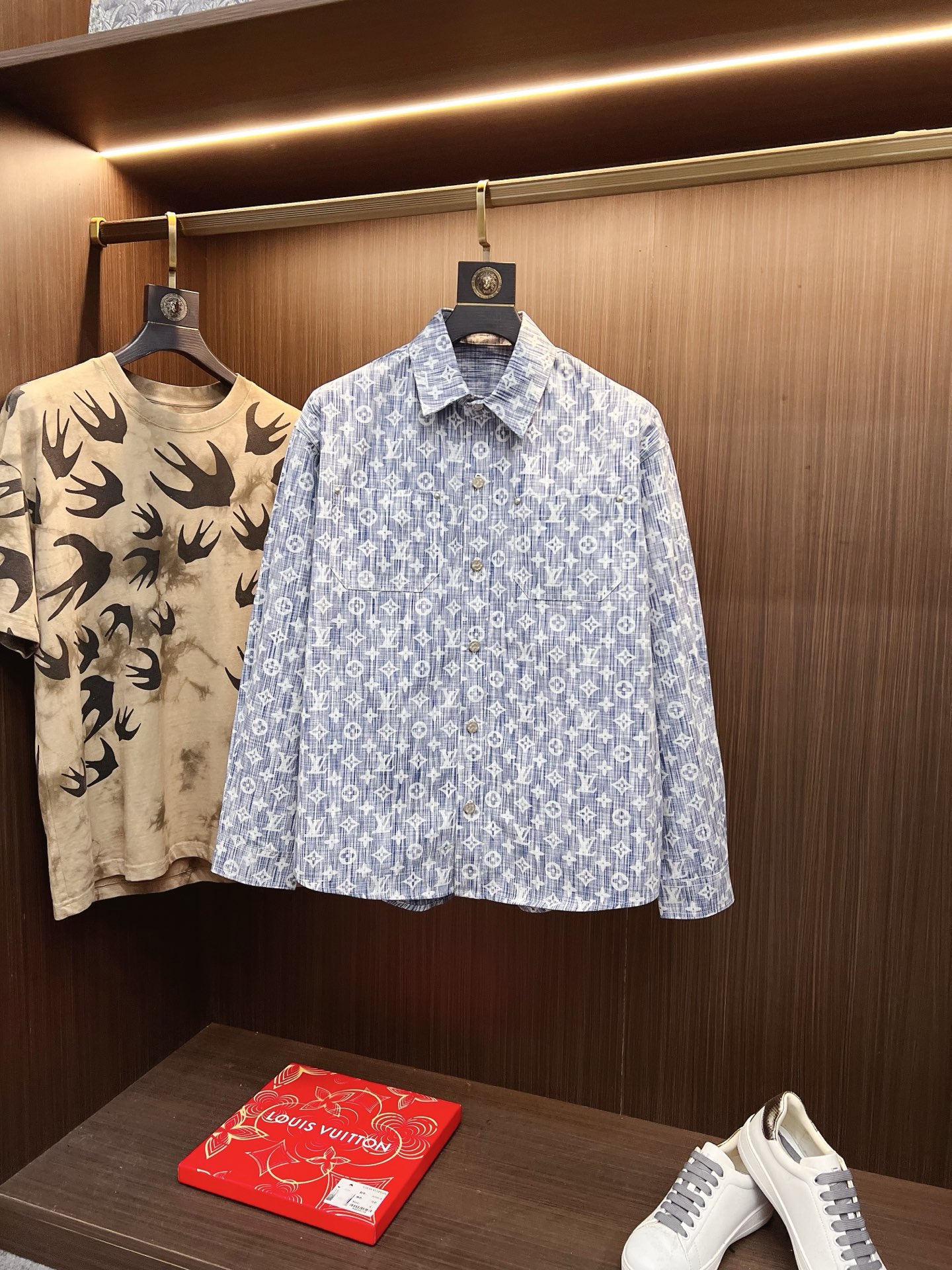 NO:629304,High version 25 early autumn new style LV's latest jacquard washed denim shirt jacket, elegant lapel casual version looks good on the outside and inside!  Custom fabric top is casual and fashionable!  Original film, customized, perfect workmanship, quality depends on the details, same size for men and women, size S- XL, Louis Vuitton, jackets & coats, shirts, alexander wang19860909高版本 25早秋新款上新 LV最新提花水洗牛仔衬衫外套,气质翻领休闲版型外搭内搭都好看！定制面料 上身随性又时髦！原版开膜定制完美做工品质看细节 男女同款 码数S- XL,,louis vuitton,jackets & coats,shirts,alexander wang,Men's clothing