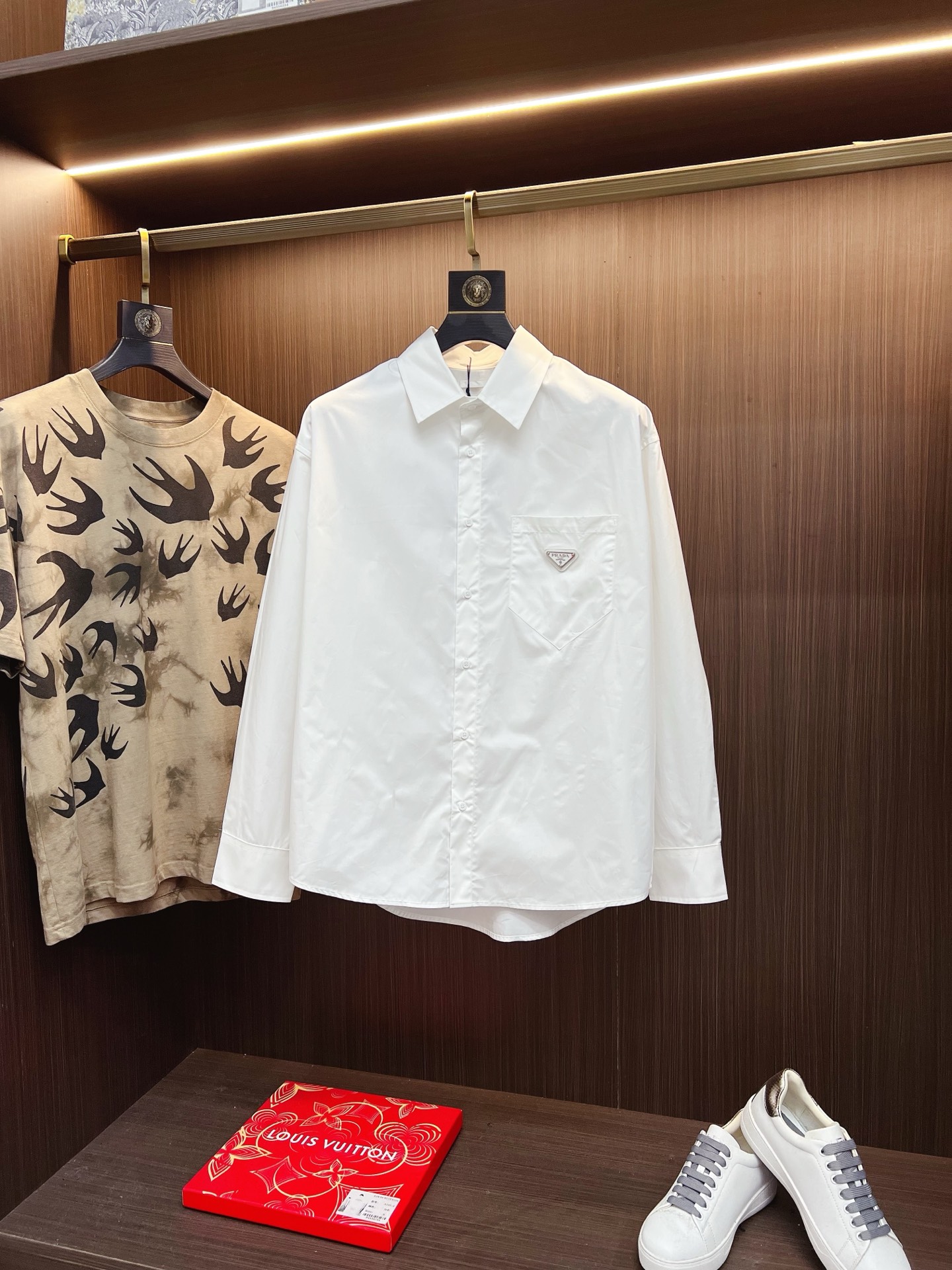 NO:629296,High version slightly loose Pra25ss pocket triangle mark long-sleeved shirt. Originally purchased for 9,900. This style is made with the latest embedded clip machine in Germany, with high-segment sill method for bilateral access control and pocket positioning tailoring. Original customized steel mark, blunt steel material customization, laser engraving. Three label accessories are available at the same time. Workmanship guaranteed, fine stitch length, neat wiring, brand factory assembly line production, same style for men and women!  Color Black/White Size S M L XL,, prada, shirts, alexander wang19860909高版本 微宽松 Pra25ss口袋三角标长袖衬衫 原9,900购入,该款采用德国最新埋夹机制做而成,双边门禁高分位坎法,口袋定位剪裁.原版定制钢标,钝钢材料定制,激光刻字.三标辅料同步配齐.做工保证、针距细密、走线整齐,品牌工厂流水线生产,男女同款！ 颜色黑色/白色 尺码S M L XL,,prada,shirts,alexander wang,Men's clothing