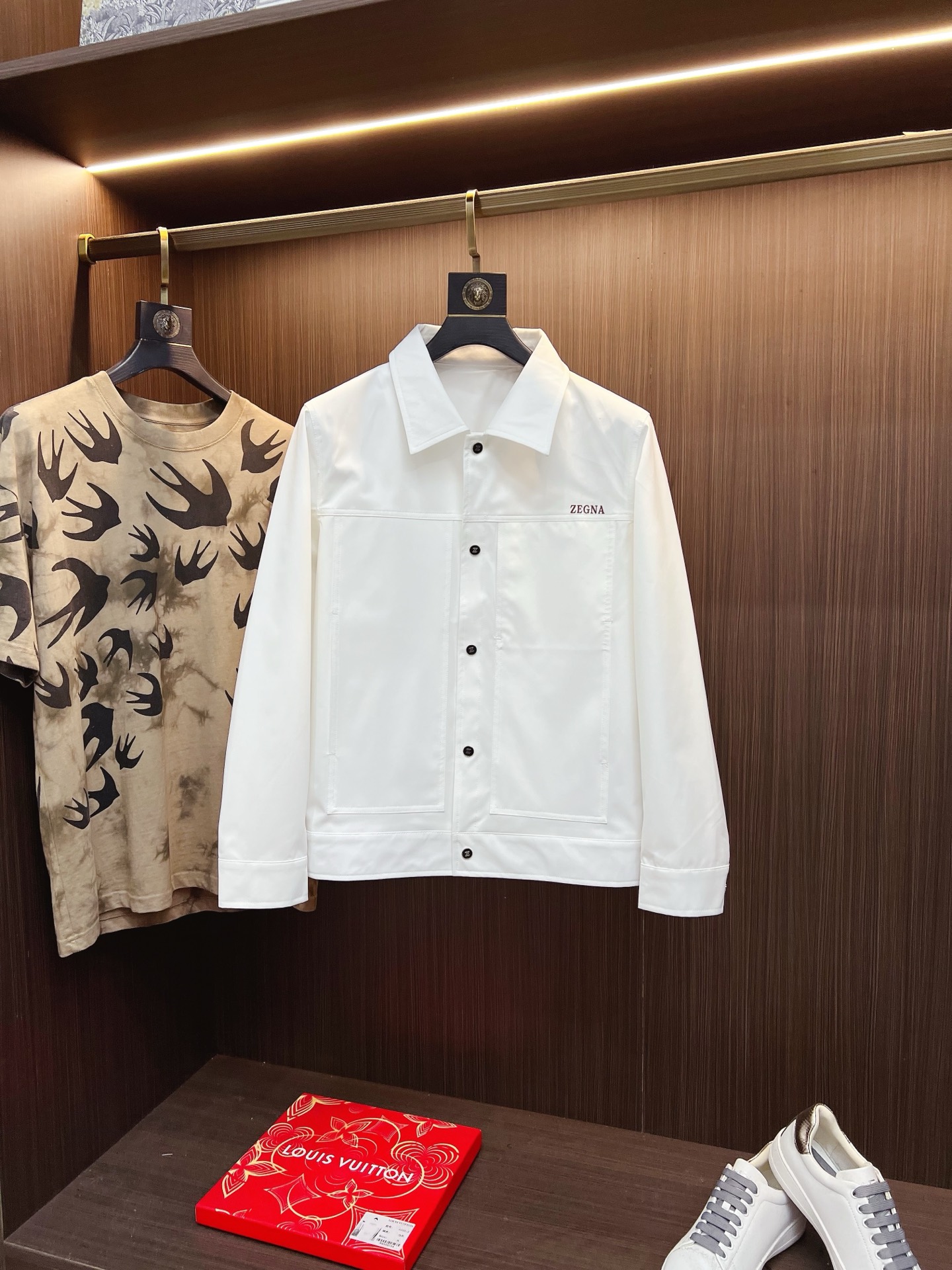 NO:540387,Zeg# 25 Spring and Summer Men's High-end Weaving/Trench Coat Series Jackets High-end Boutique Series, Men and Women's Same Style, Trading Company Channel Orders, Official Website Counter Series, Exclusive First-Open Classic Main Lines, The Most Popular Series Men and Women's Same Style, Classic Urban Casual Style, Versatile Simple Style, Couple Style Jackets!  It can be said to be a must-have for spring and summer. A brand new design style, subversive design, iconic brand pattern logo, new dustproof fabric, light waterproof, casual T-shirt, super fashionable upper body, especially easy to match, spring and summer concave style is naturally indispensable for such high-end configuration. Moreover, its dressing magic is very powerful, basically all types are easy to control, casual style configuration, without discomfort, the new style and tone are more outstanding, and the charm of the outfit is naturally more advanced, more outstanding, more outstanding, but it does not lose temperature. Whether it is for external or internal, I believe this style is the perfect choice!  !  !  Color black white Number of code M L XL 2XL 3XL,,jackets & coats,tees,t-shirt,alexander wang19860909Zeg# 25春夏 男装高端梭织/风衣 系列外套 高端精品系列,男女同款,贸易公司渠道订单,官网专柜在售系列,业内独家首发经典主线里最抢手最火爆的系列男女同款,经典都市休闲风尚,百搭简约范,情侣款外套！可以说是春夏季必备款了 全新设计风格,颠覆认知的设计,标志性品牌图案标识,全新防尘面料,轻度防水,随便搭件T恤,上身超时髦,特别的便于搭配,春夏季凹造型自然是少不了这样的高档配置 并且它的穿搭魔力十分之强大,基本上各种类型都是轻而易举的驾驭,休闲的版型配置,不会不适感,全新风格以及调性更加的出色更加的出众,穿搭的魅力自然也更加的高级,更加的出彩更加的显帅,但是又不失温度,无论是外穿还是内搭,我相信此款都是完美之选！！！ 颜色黑色 白色 码数M L XL 2XL 3XL,,jackets & coats,tees，t-shirt,alexander wang,Men's clothing