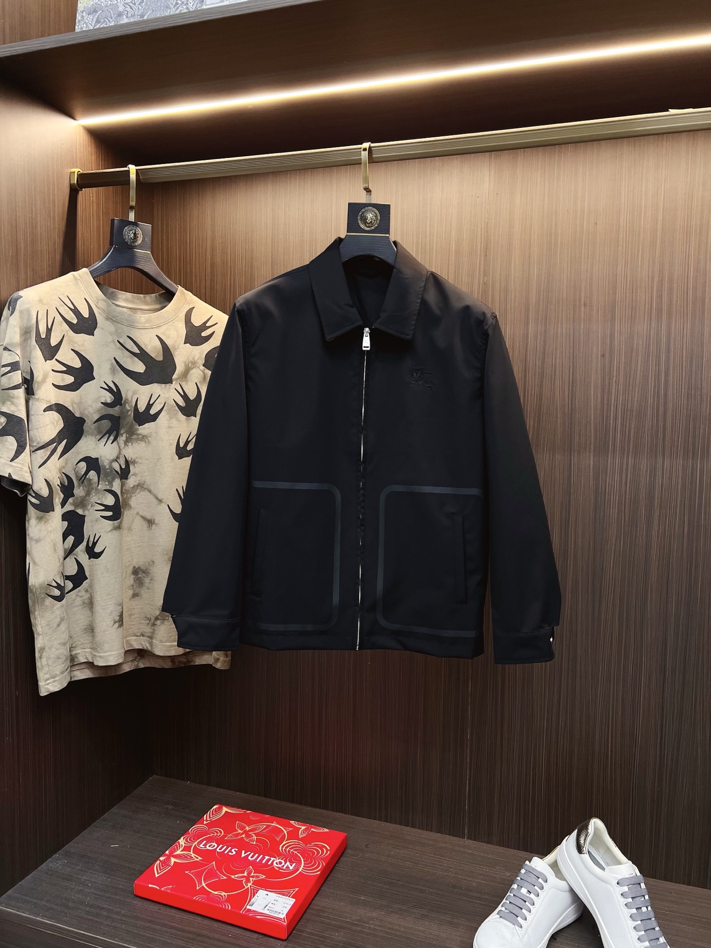 NO:629336,Photo details: Burber's new men's lapel jacket is on sale, suitable for business or casual everyday wear!  The upper body modifies the body shape, perfectly integrating fashion aesthetics and new urban business and leisure concepts. The whole body interprets the Italian minimalist, capable and outdoor functional style to the extreme. It is both solemn and harmonious, creating a unique style item. The overall outline tends to be simple, and the individual and yuppie detail processing enriches the overall vision. The wardrobe is perfect for business and leisure and high attendance!  Size 48-56,,burberry,jackets & coats,jackets & coats,alexander wang19860909合照细节 Burber新品发售男士翻领夹克外套,可商务可休闲日常穿搭！上身修饰身形、将时装美学和新都市商务休闲概念完美融合,通体将意式的极简、干练和户外功能性风格极致诠释,亦庄亦谐,塑造出别具一格的造型单品,整体轮廓趋于简约风格,颇为个性且雅痞的细节处理,丰富了整体视觉.衣橱商务休闲绝佳的高出勤率！ 尺码48-56,,burberry,jackets & coats,jackets & coats,alexander wang,Men's clothing