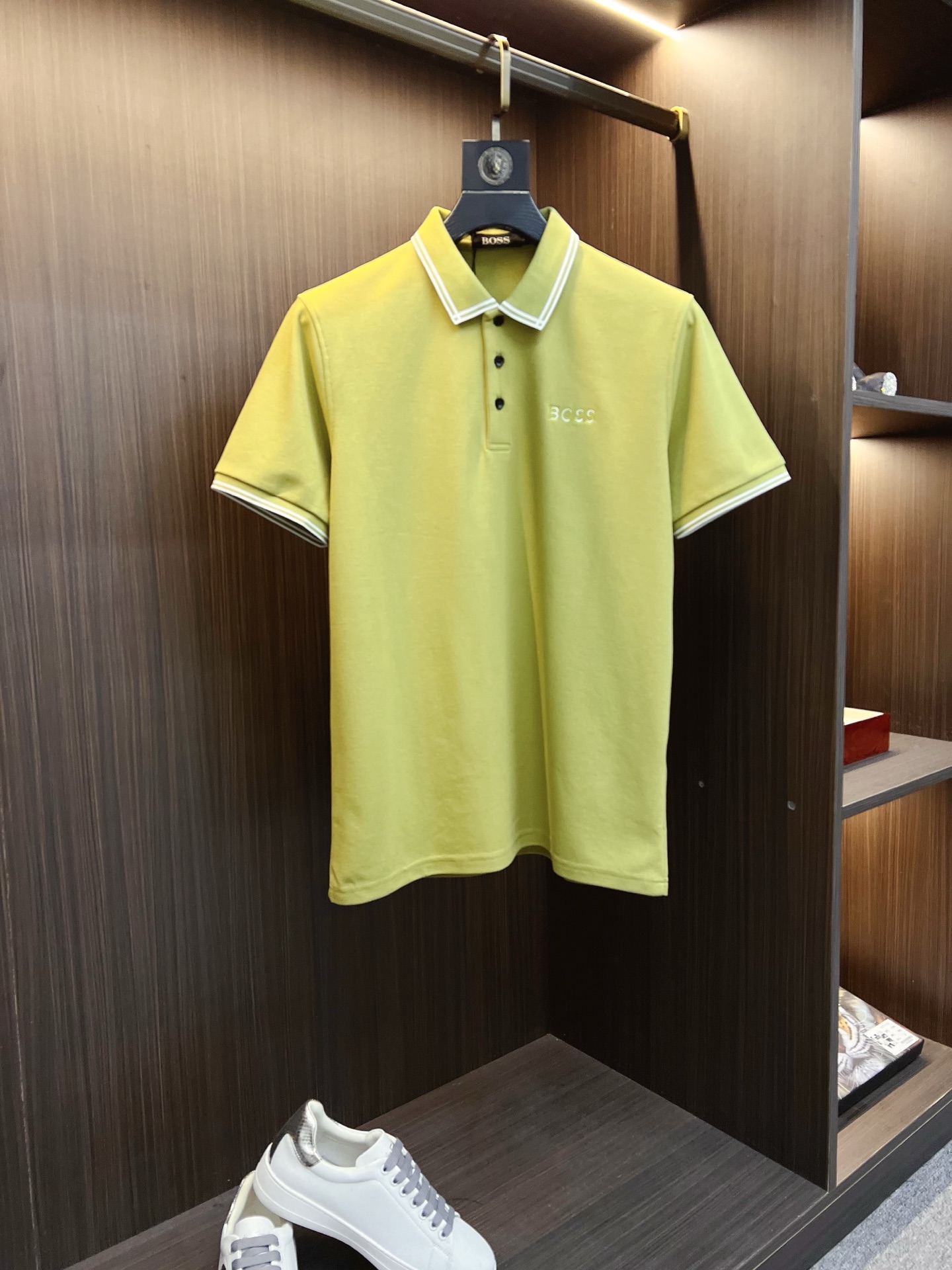 NO:525422,BOSS 2025 summer new men's lapel polo shirt unlocks Italian elegance. The neckline design is the finishing touch of the entire short-sleeved sleeves. The simple lines outline the neat shape. The iconic brand logo is presented on the chest with exquisite embroidery technology, which is low-key and yet recognizable. Every detail shows the brand's profound heritage and persistent pursuit of the brand. High-quality fabrics are soft and comfortable, with excellent breathability and delicate touch. Even when worn in the hot summer, they can always be refreshed!  Code number M-3XL, T-shirt, alexander wang19860909BOSS 2025 夏季新款男士翻领polo衫,解锁意式优雅.领口设计是整件短袖的点睛之笔,简约线条勾勒出利落造型,标志性品牌logo以精致的刺绣工艺呈现于胸前,低调又不失辨识度,每一处细节都彰显着品牌的深厚底蕴与对品牌的执着追求.选用高品质面料,柔软舒适,透气性极佳,触感细腻,即使在炎炎夏日穿着,也能时刻保持清爽！ 码数M-3XL,,T-shirt,alexander wang,Men's clothing