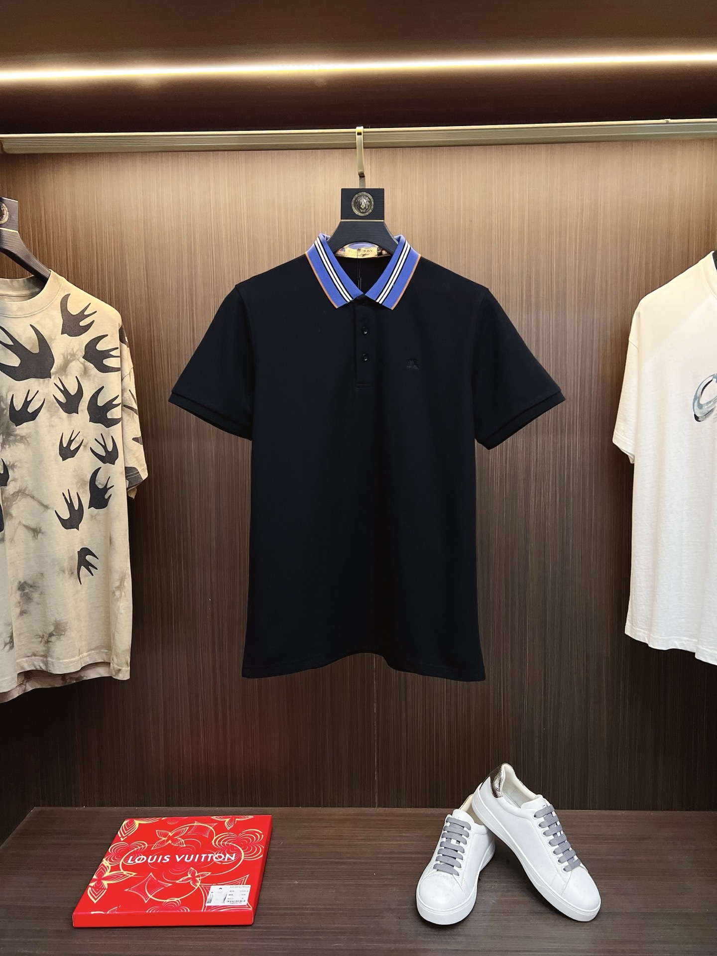 NO:525424,Burberry 2025 summer new men's lapel polo shirt unlocks Italian elegance. The neckline design is the finishing touch of the entire short-sleeved sleeves. The simple lines outline the neat shape. The iconic brand logo is presented on the chest with exquisite embroidery technology, which is low-key and yet recognizable. Every detail shows the brand's profound heritage and persistent pursuit of the brand. High-quality fabrics are used, soft and comfortable, with excellent breathability and delicate touch. Even when worn in the hot summer, they can always be refreshed!  Code number M-3XL, burberry, burberry, T-shirt, alexander wang19860909Burberry 巴宝莉 2025 夏季新款男士翻领polo衫,解锁意式优雅.领口设计是整件短袖的点睛之笔,简约线条勾勒出利落造型,标志性品牌logo以精致的刺绣工艺呈现于胸前,低调又不失辨识度,每一处细节都彰显着品牌的深厚底蕴与对品牌的执着追求.选用高品质面料,柔软舒适,透气性极佳,触感细腻,即使在炎炎夏日穿着,也能时刻保持清爽！ 码数M-3XL,,burberry,burberry,T-shirt,alexander wang,Men's clothing