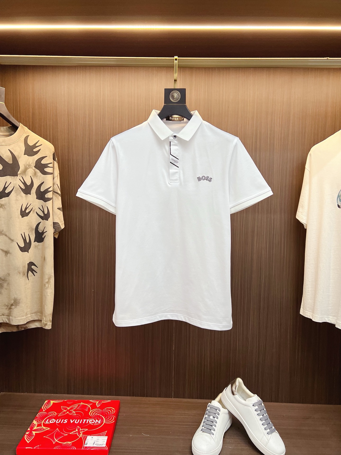 NO:525426,BOSS 2025 summer new men's lapel polo shirt unlocks Italian elegance. The neckline design is the finishing touch of the entire short-sleeved sleeves. The simple lines outline the neat shape. The iconic brand logo is presented on the chest with exquisite embroidery technology, which is low-key and yet recognizable. Every detail shows the brand's profound heritage and persistent pursuit of the brand. High-quality fabrics are soft and comfortable, with excellent breathability and delicate touch. Even when worn in the hot summer, they can always be refreshed!  Code number M-3XL, T-shirt, alexander wang19860909BOSS 2025 夏季新款男士翻领polo衫,解锁意式优雅.领口设计是整件短袖的点睛之笔,简约线条勾勒出利落造型,标志性品牌logo以精致的刺绣工艺呈现于胸前,低调又不失辨识度,每一处细节都彰显着品牌的深厚底蕴与对品牌的执着追求.选用高品质面料,柔软舒适,透气性极佳,触感细腻,即使在炎炎夏日穿着,也能时刻保持清爽！ 码数M-3XL,,T-shirt,alexander wang,Men's clothing