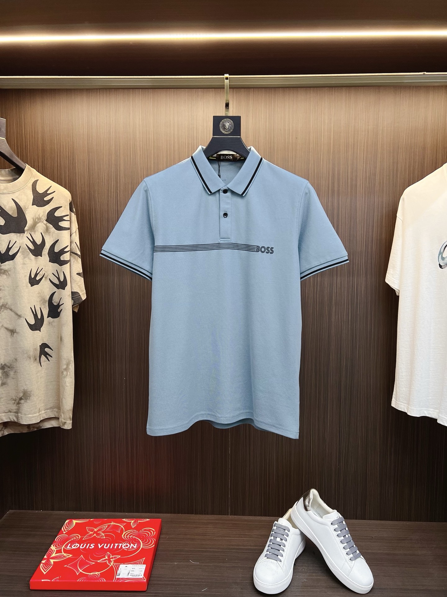 NO:525430,BOSS 2025 summer new men's lapel polo shirt unlocks Italian elegance. The neckline design is the finishing touch of the entire short-sleeved sleeves. The simple lines outline the neat shape. The iconic brand logo is presented on the chest with exquisite embroidery technology, which is low-key and yet recognizable. Every detail shows the brand's profound heritage and persistent pursuit of the brand. High-quality fabrics are soft and comfortable, with excellent breathability and delicate touch. Even when worn in the hot summer, they can always be refreshed!  Code number M-3XL, T-shirt, alexander wang19860909BOSS 2025 夏季新款男士翻领polo衫,解锁意式优雅.领口设计是整件短袖的点睛之笔,简约线条勾勒出利落造型,标志性品牌logo以精致的刺绣工艺呈现于胸前,低调又不失辨识度,每一处细节都彰显着品牌的深厚底蕴与对品牌的执着追求.选用高品质面料,柔软舒适,透气性极佳,触感细腻,即使在炎炎夏日穿着,也能时刻保持清爽！ 码数M-3XL,,T-shirt,alexander wang,Men's clothing