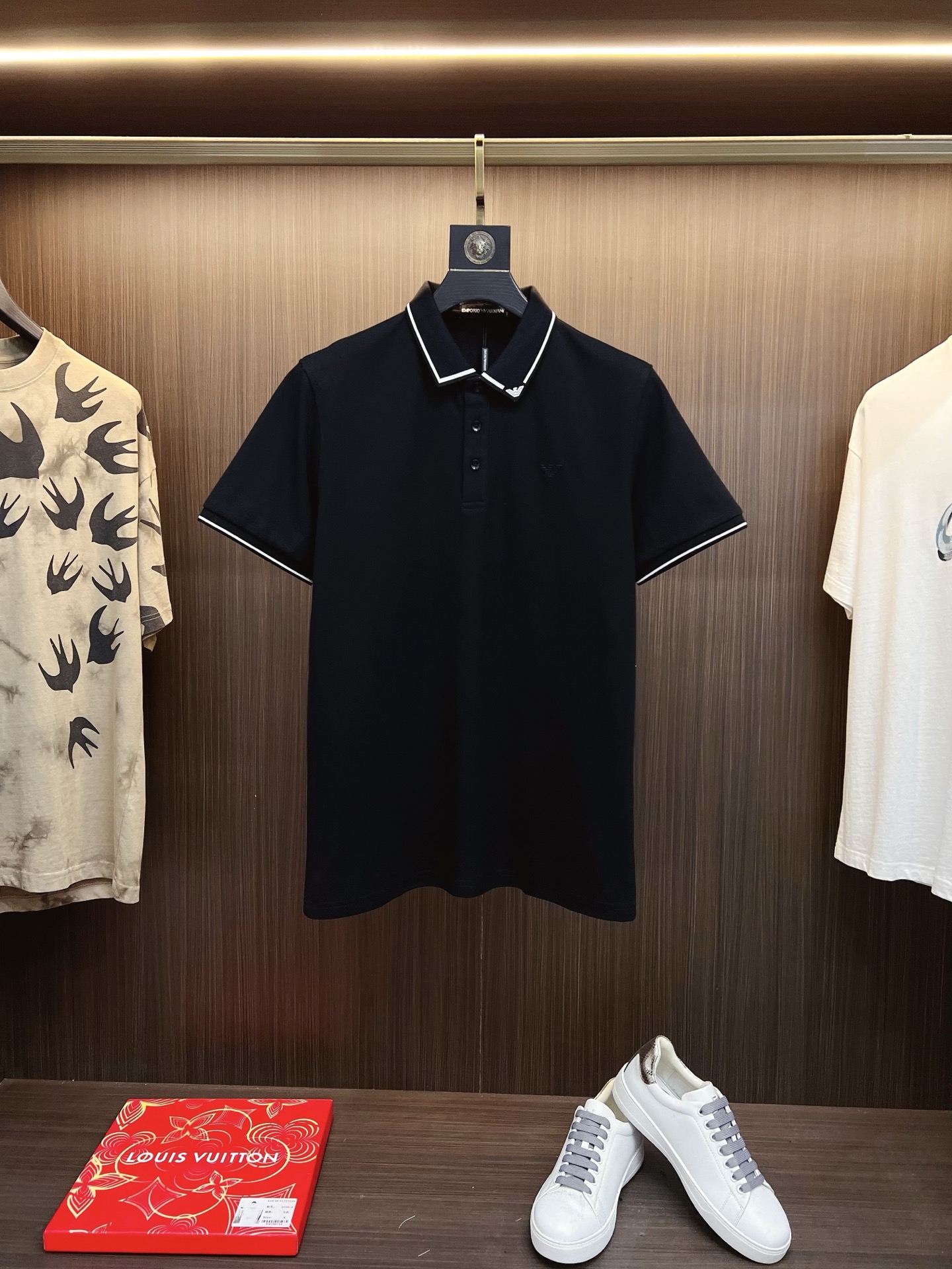 NO:525427,Armani 2025 summer new men's lapel polo shirt unlocks Italian elegance. The neckline design is the finishing touch of the entire short-sleeved sleeves. The simple lines outline the neat shape. The iconic brand logo is presented on the chest with exquisite embroidery technology, which is low-key and yet recognizable. Every detail shows the brand's profound heritage and persistent pursuit of the brand. High-quality fabrics are soft and comfortable, with excellent breathability and delicate touch. Even when worn in the hot summer, they can always be refreshed!  Code number M-3XL, armani, armani, T-shirt, alexander wang19860909Armani 阿玛尼 2025 夏季新款男士翻领polo衫,解锁意式优雅.领口设计是整件短袖的点睛之笔,简约线条勾勒出利落造型,标志性品牌logo以精致的刺绣工艺呈现于胸前,低调又不失辨识度,每一处细节都彰显着品牌的深厚底蕴与对品牌的执着追求.选用高品质面料,柔软舒适,透气性极佳,触感细腻,即使在炎炎夏日穿着,也能时刻保持清爽！ 码数M-3XL,,armani,armani,T-shirt,alexander wang,Men's clothing