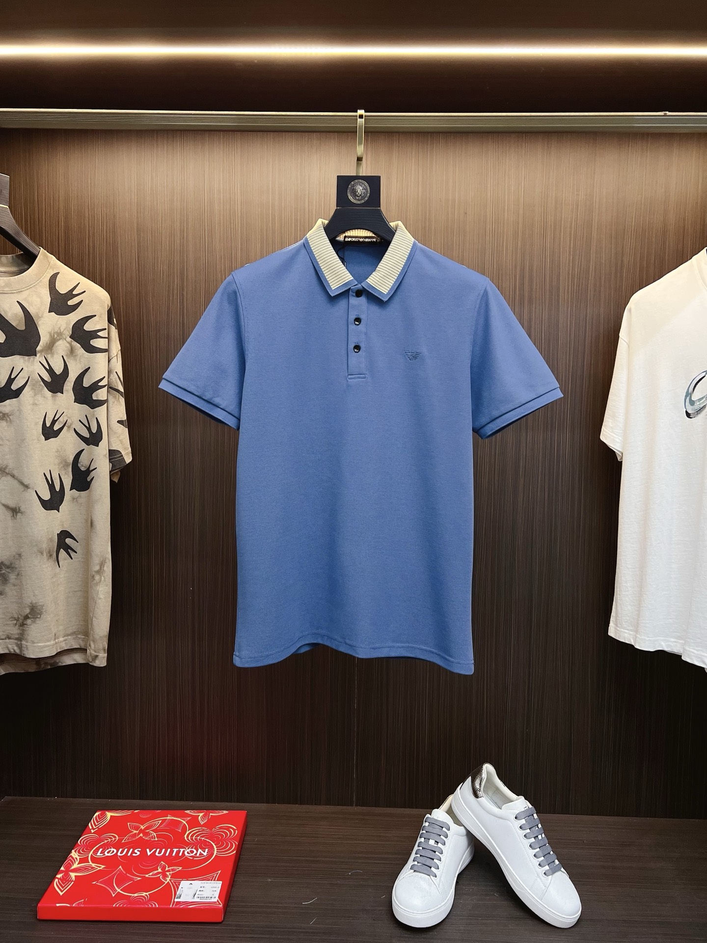 NO:525436,Armani 2025 summer new men's lapel polo shirt unlocks Italian elegance. The neckline design is the finishing touch of the entire short-sleeved sleeves. The simple lines outline the neat shape. The iconic brand logo is presented on the chest with exquisite embroidery technology, which is low-key and yet recognizable. Every detail shows the brand's profound heritage and persistent pursuit of the brand. High-quality fabrics are soft and comfortable, with excellent breathability and delicate touch. Even when worn in the hot summer, they can always be refreshed!  Code number M-3XL, armani, armani, T-shirt, alexander wang19860909Armani 阿玛尼 2025 夏季新款男士翻领polo衫,解锁意式优雅.领口设计是整件短袖的点睛之笔,简约线条勾勒出利落造型,标志性品牌logo以精致的刺绣工艺呈现于胸前,低调又不失辨识度,每一处细节都彰显着品牌的深厚底蕴与对品牌的执着追求.选用高品质面料,柔软舒适,透气性极佳,触感细腻,即使在炎炎夏日穿着,也能时刻保持清爽！ 码数M-3XL,,armani,armani,T-shirt,alexander wang,Men's clothing