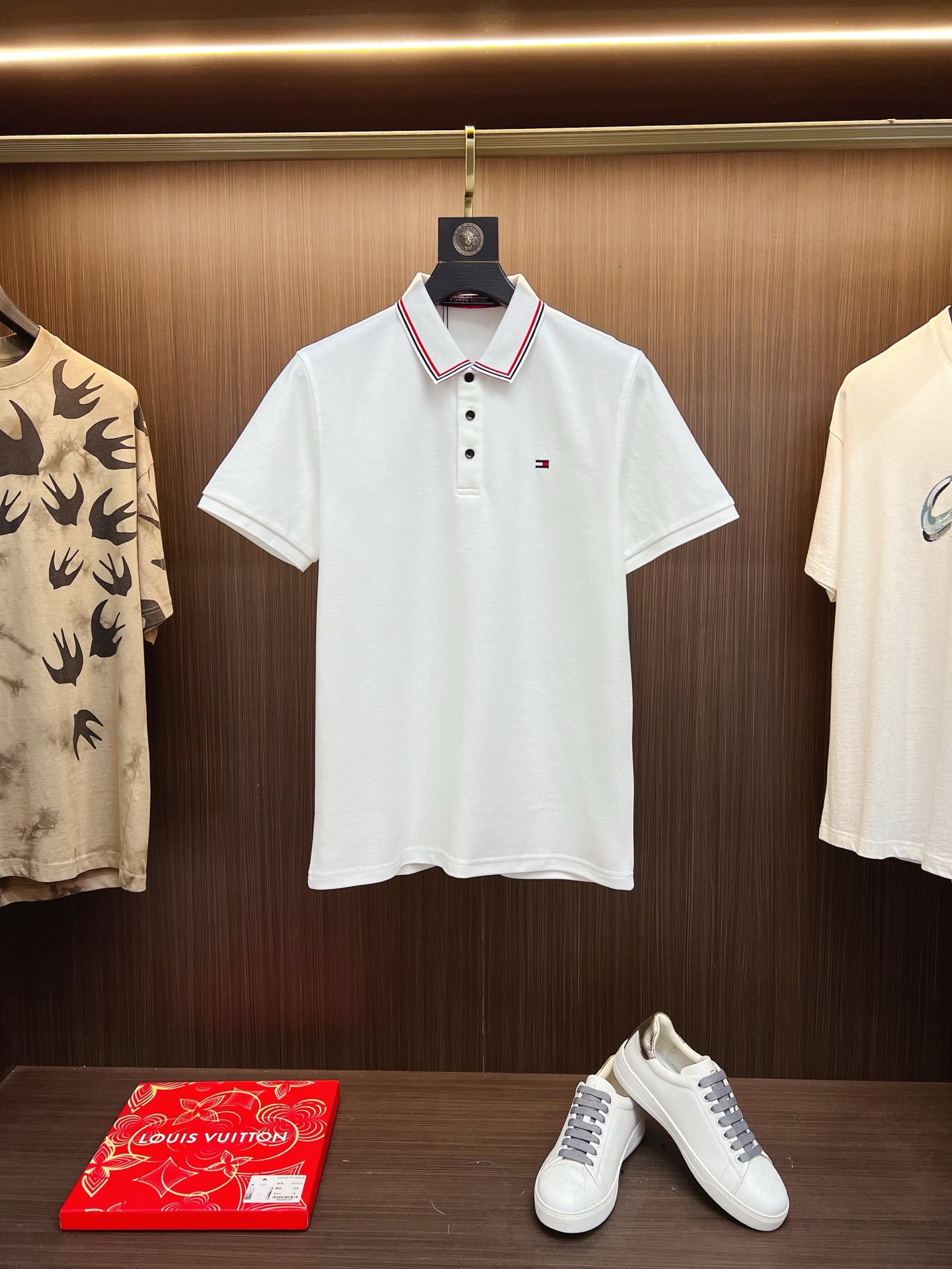 NO:525433,TOMMY 2025 summer new men's lapel polo shirt unlocks Italian elegance. The neckline design is the finishing touch of the entire short-sleeved sleeves. The simple lines outline the neat shape. The iconic brand logo is presented on the chest with exquisite embroidery technology, which is low-key and yet recognizable. Every detail shows the brand's profound heritage and persistent pursuit of the brand. It uses high-quality fabrics, which are soft and comfortable, have excellent breathability and delicate touch. Even when worn in the hot summer, it can always be refreshed!  Code number M-3XL,,tom ford,T-shirt,alexander wang19860909TOMMY 汤米 2025 夏季新款男士翻领polo衫,解锁意式优雅.领口设计是整件短袖的点睛之笔,简约线条勾勒出利落造型,标志性品牌logo以精致的刺绣工艺呈现于胸前,低调又不失辨识度,每一处细节都彰显着品牌的深厚底蕴与对品牌的执着追求.选用高品质面料,柔软舒适,透气性极佳,触感细腻,即使在炎炎夏日穿着,也能时刻保持清爽！ 码数M-3XL,,tom ford,T-shirt,alexander wang,Men's clothing