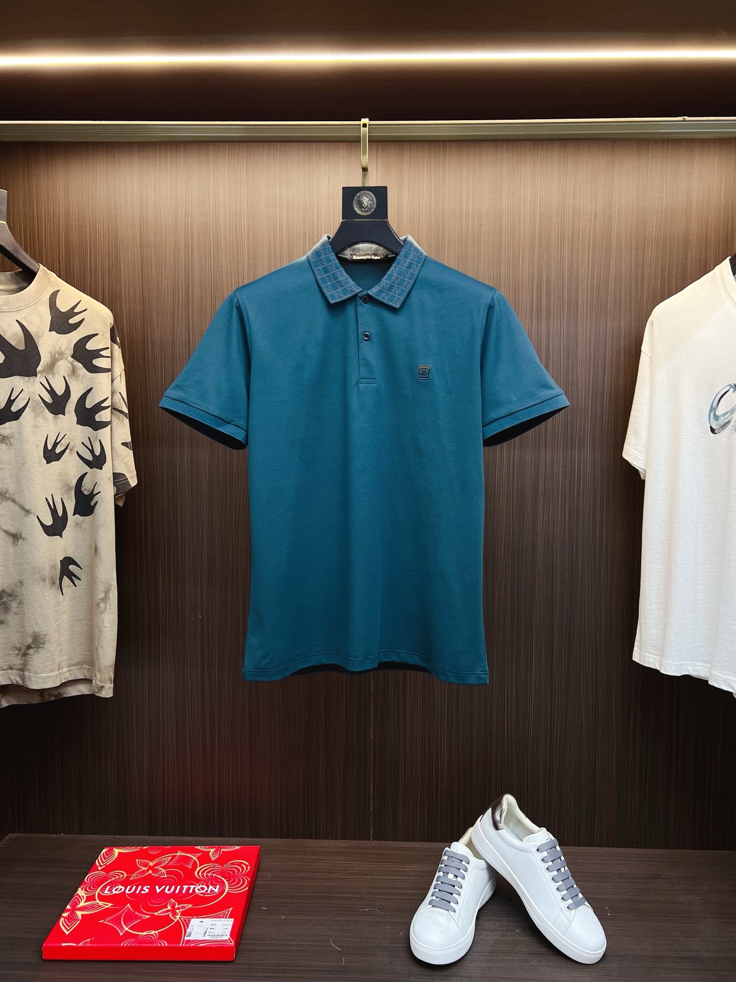 NO:525439,Jenia 2025 summer new men's lapel polo shirt unlocks Italian elegance. The neckline design is the finishing touch of the entire short-sleeved sleeves. The simple lines outline the neat shape. The iconic brand logo is presented on the chest with exquisite embroidery technology, which is low-key and yet recognizable. Every detail shows the brand's profound heritage and persistent pursuit of the brand. It uses high-quality fabrics, which are soft and comfortable, have excellent breathability and delicate touch. Even when worn in the hot summer, it can always be refreshed!  Code number M-3XL, zegna, T-shirt, alexander wang19860909杰尼亚 2025 夏季新款男士翻领polo衫,解锁意式优雅.领口设计是整件短袖的点睛之笔,简约线条勾勒出利落造型,标志性品牌logo以精致的刺绣工艺呈现于胸前,低调又不失辨识度,每一处细节都彰显着品牌的深厚底蕴与对品牌的执着追求.选用高品质面料,柔软舒适,透气性极佳,触感细腻,即使在炎炎夏日穿着,也能时刻保持清爽！ 码数M-3XL,,zegna,T-shirt,alexander wang,Men's clothing