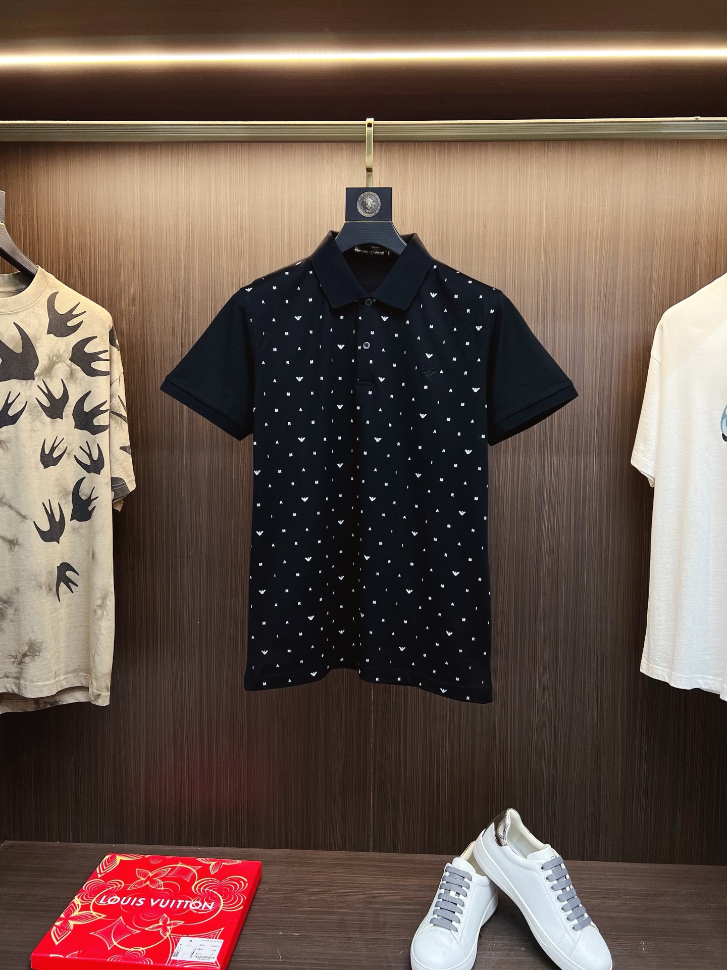 NO:525442,Armani 2025 summer new men's lapel polo shirt unlocks Italian elegance. The neckline design is the finishing touch of the entire short-sleeved sleeves. The simple lines outline the neat shape. The iconic brand logo is presented on the chest with exquisite embroidery technology, which is low-key and yet recognizable. Every detail shows the brand's profound heritage and persistent pursuit of the brand. High-quality fabrics are soft and comfortable, with excellent breathability and delicate touch. Even when worn in the hot summer, they can always be refreshed!  Code number M-3XL, armani, armani, T-shirt, alexander wang19860909Armani 阿玛尼 2025 夏季新款男士翻领polo衫,解锁意式优雅.领口设计是整件短袖的点睛之笔,简约线条勾勒出利落造型,标志性品牌logo以精致的刺绣工艺呈现于胸前,低调又不失辨识度,每一处细节都彰显着品牌的深厚底蕴与对品牌的执着追求.选用高品质面料,柔软舒适,透气性极佳,触感细腻,即使在炎炎夏日穿着,也能时刻保持清爽！ 码数M-3XL,,armani,armani,T-shirt,alexander wang,Men's clothing