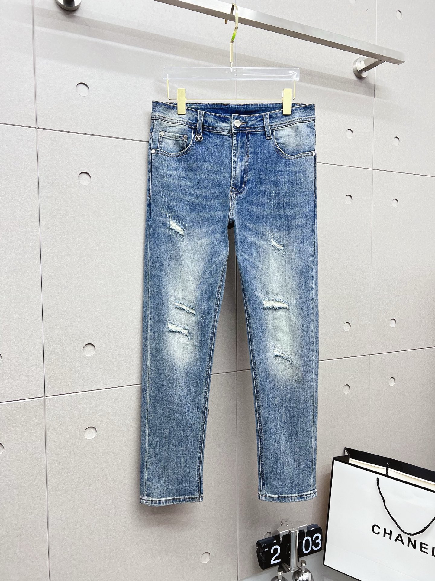 NO:608459,LV 2025 new models are on the market, the original hot-selling jeans are super customized, original hardware, super heavy craftsmanship, awesome style, impeccable details and workmanship!  The style is not picky, it is very high-end, good stuff waits for no one, hurry up and get it if you like it, sizes 29-38, louis vuitton, jeans, alexander wang19860909LV 2025新款现货上市,原单爆款牛仔裤超级定制款,原版五金,超级重工工艺,版型超赞细节做工无可挑剔！款式不挑人,特别高档,好货不等人,看中赶紧下手,尺码29-38,,louis vuitton,jeans,alexander wang,Men's clothing