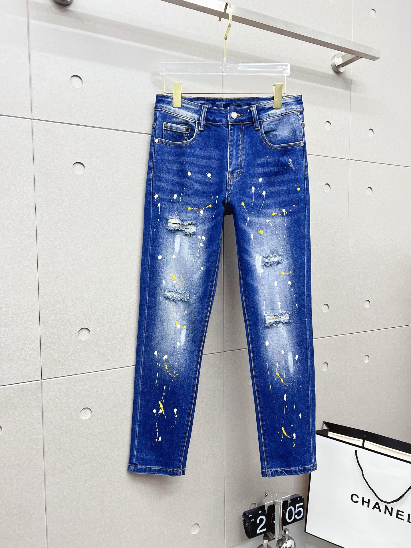 NO:549847,Dior 2025 new model is available in stock, original single hot jeans super customized, original hardware, super heavy industry technology, excellent version, impeccable details!  The style is not picky, it is very high-end, and the good products are not waiting for everyone. Take a look at it and start quickly. Size 29-38, dior, jeans, alexander wang19860909迪奥 2025新款现货上市,原单爆款牛仔裤超级定制款,原版五金,超级重工工艺,版型超赞细节做工无可挑剔！款式不挑人,特别高档,好货不等人,看中赶紧下手,尺码29-38,,dior,jeans,alexander wang,Men's clothing