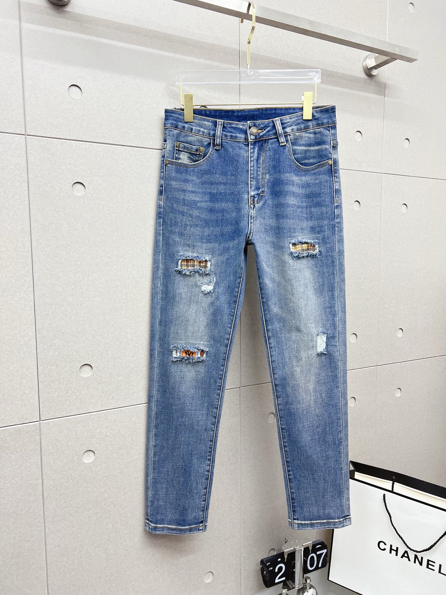 NO:549857,Burberry's new 2025 model is available in stock, with original single hot jeans super customized model, original hardware, super heavy industry technology, excellent version, impeccable details!  The style is not picky, it is very high-end, and the good products are not waiting for everyone. Take a look at it and start quickly. Size 29-38, burberry, jeans, alexander wang19860909巴宝莉 2025新款现货上市,原单爆款牛仔裤超级定制款,原版五金,超级重工工艺,版型超赞细节做工无可挑剔！款式不挑人,特别高档,好货不等人,看中赶紧下手,尺码29-38,,burberry,jeans,alexander wang,Men's clothing