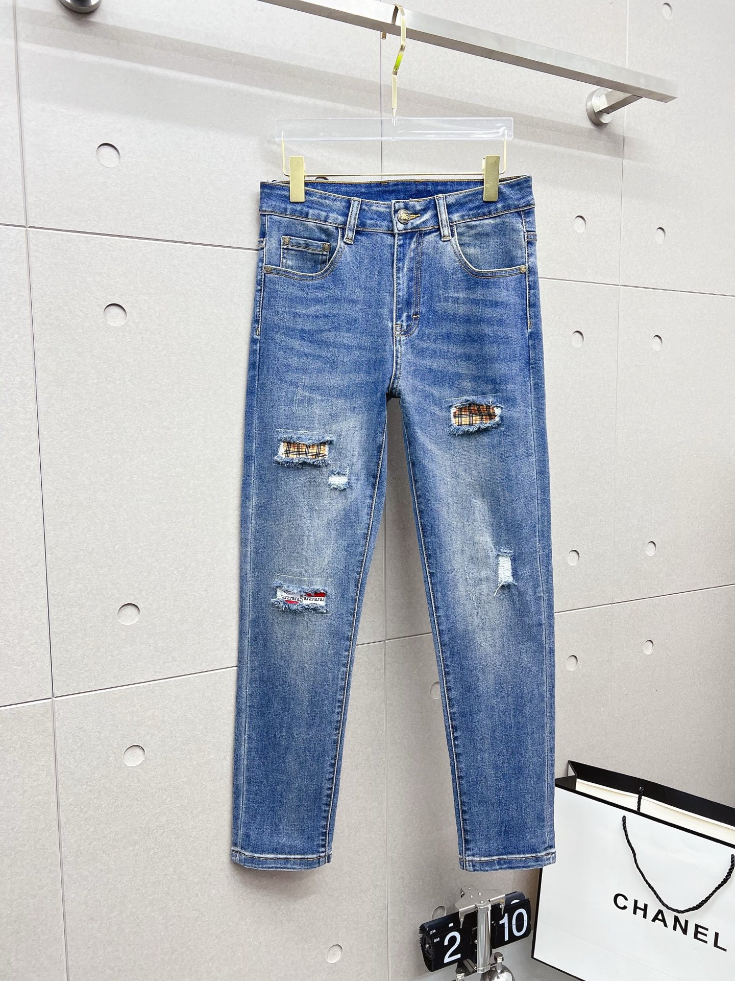 NO:565390,Burberry's 2025 new models are now on the market. The original hot-selling jeans are super customized, original hardware, super heavy craftsmanship, awesome styles, and impeccable workmanship!  The styles are not picky, they are very high-end, good stuff waits for no one, if you like it, hurry up and get it, sizes 29-38, burberry, jeans, alexander wang19860909巴宝莉 2025新款现货上市,原单爆款牛仔裤超级定制款,原版五金,超级重工工艺,版型超赞细节做工无可挑剔！款式不挑人,特别高档,好货不等人,看中赶紧下手,尺码29-38,,burberry,jeans,alexander wang,Men's clothing