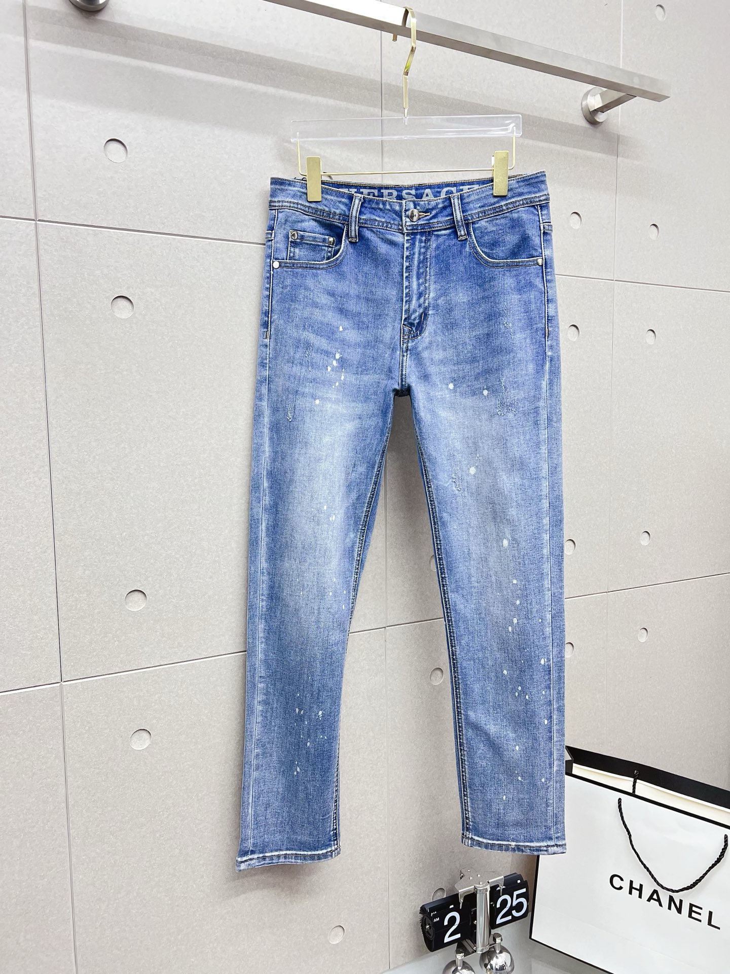 NO:565350,Versace's 2025 new models are now on the market, the original hot-selling jeans are super customized, original hardware, super heavy craftsmanship, awesome shape and impeccable details!  The style is not picky, very high-end, good stuff waits for no one, hurry up and get it if you like it, sizes 29-38, versace, jeans, alexander wang19860909范思哲 2025新款现货上市,原单爆款牛仔裤超级定制款,原版五金,超级重工工艺,版型超赞细节做工无可挑剔！款式不挑人,特别高档,好货不等人,看中赶紧下手,尺码29-38,,versace,jeans,alexander wang,Men's clothing