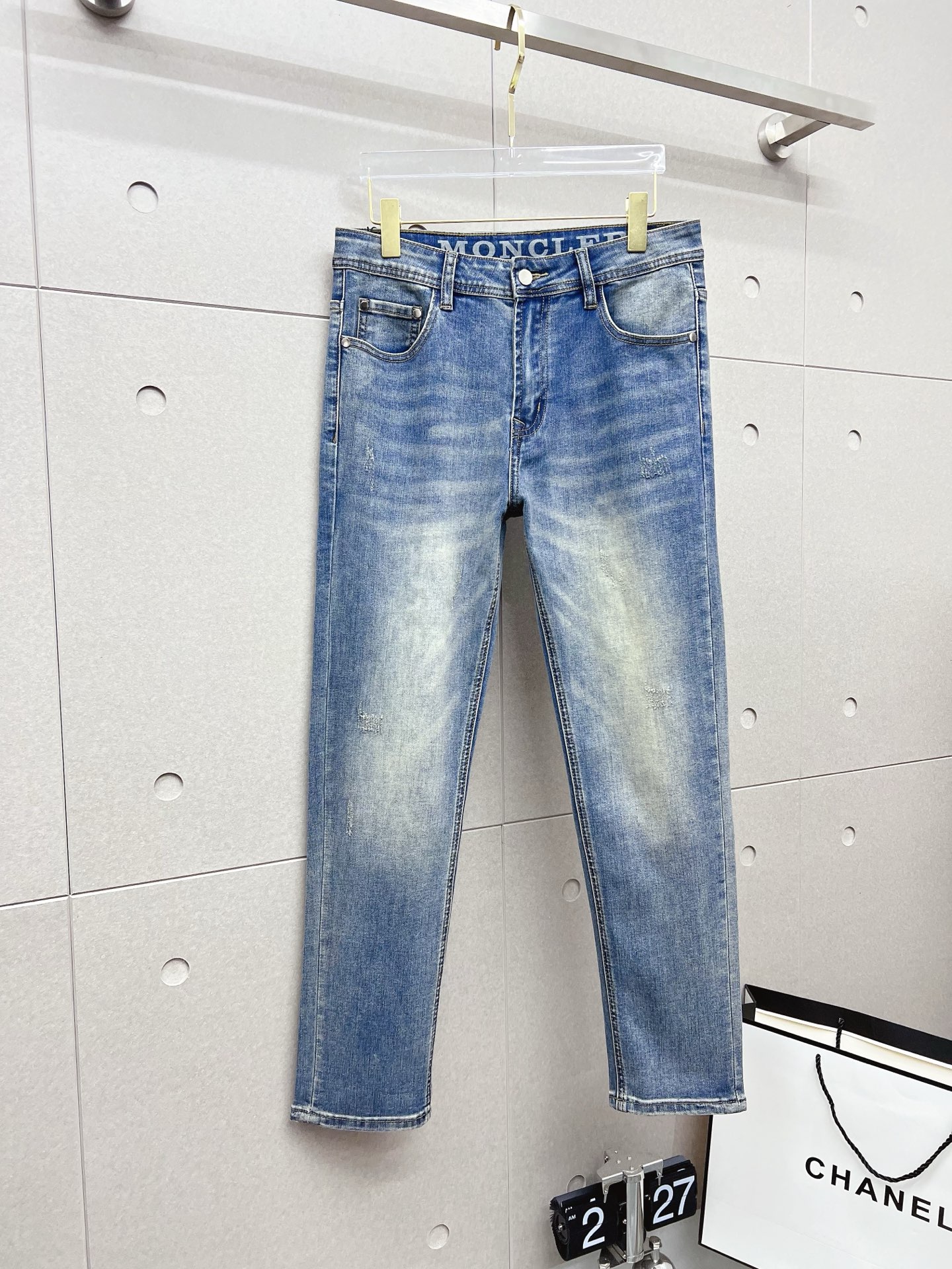 NO:549824,The new 2025 model is available in stock, the original single hot jeans are super customized, the original hardware, super heavy industry technology, the style is super excellent, the details are impeccable!  The style is not picky, it is very high-end, and the good products are not waiting for everyone. Take a look at it and start quickly. Size 29-38, Moncler, jeans, alexander wang19860909蒙口 2025新款现货上市,原单爆款牛仔裤超级定制款,原版五金,超级重工工艺,版型超赞细节做工无可挑剔！款式不挑人,特别高档,好货不等人,看中赶紧下手,尺码29-38,,Moncler,jeans,alexander wang,Men's clothing