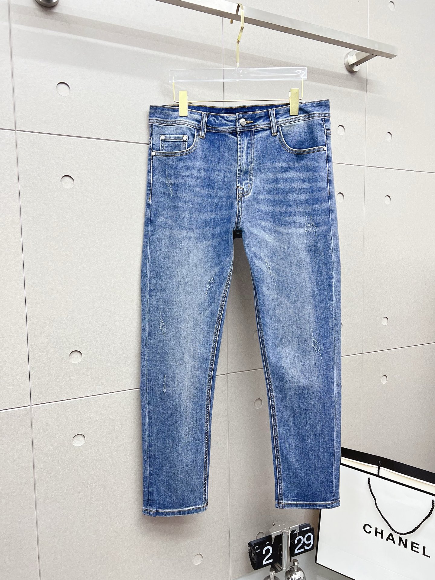 NO:549829,Fendi's 2025 new models are on the market, the original hot-selling jeans are super customized, original hardware, super heavy craftsmanship, awesome style, impeccable details and workmanship!  The style is not picky, it is very high-end, good stuff waits for no one, hurry up and get it if you like it, sizes 29-38, fendi, jeans, alexander wang19860909芬迪 2025新款现货上市,原单爆款牛仔裤超级定制款,原版五金,超级重工工艺,版型超赞细节做工无可挑剔！款式不挑人,特别高档,好货不等人,看中赶紧下手,尺码29-38,,fendi,jeans,alexander wang,Men's clothing