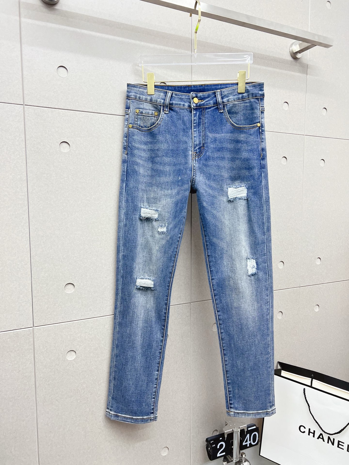 NO:565357,Loewe's 2025 new models are now on the market. The original hot-selling jeans are super customized, original hardware, super heavy craftsmanship, awesome shape, and impeccable workmanship!  The style is not picky, it is very high-end, good stuff waits for no one, hurry up and get it if you like it, sizes 29-38, loewe, jeans, alexander wang19860909罗意威 2025新款现货上市,原单爆款牛仔裤超级定制款,原版五金,超级重工工艺,版型超赞细节做工无可挑剔！款式不挑人,特别高档,好货不等人,看中赶紧下手,尺码29-38,,loewe,jeans,alexander wang,Men's clothing