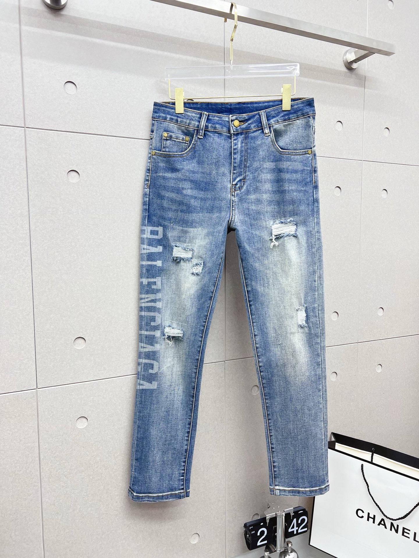 NO:549820,Balenciaga’s 2025 new models are on the market, the original hot-selling jeans are super customized, original hardware, super heavy craftsmanship, awesome shape, impeccable details and workmanship!  The style is not picky, it is very high-end, good stuff waits for no one, hurry up and get it if you like it, sizes 29-38, balenciaga, jeans, alexander wang19860909巴黎世家 2025新款现货上市,原单爆款牛仔裤超级定制款,原版五金,超级重工工艺,版型超赞细节做工无可挑剔！款式不挑人,特别高档,好货不等人,看中赶紧下手,尺码29-38,,balenciaga,jeans,alexander wang,Men's clothing