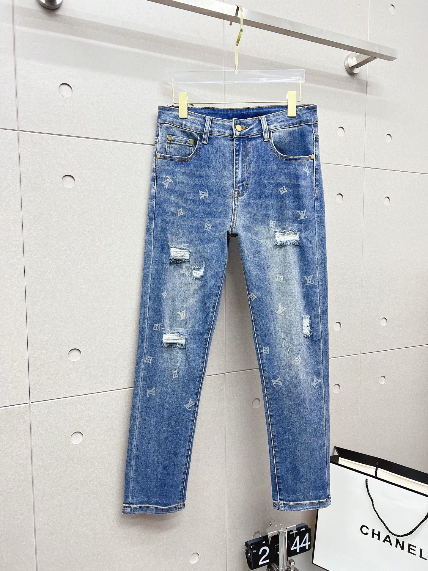 NO:549837,The new LV 2025 model is available in stock, the original single hot jeans are super customized, the original hardware, super heavy industry technology, the style is super excellent, the details are impeccable!  The style is not picky, it is very high-end, and the good products are not waiting for everyone. If you like it, hurry up and start, size 29-38,, louis vuitton, jeans, alexander wang19860909LV 2025新款现货上市,原单爆款牛仔裤超级定制款,原版五金,超级重工工艺,版型超赞细节做工无可挑剔！款式不挑人,特别高档,好货不等人,看中赶紧下手,尺码29-38,,louis vuitton,jeans,alexander wang,Men's clothing