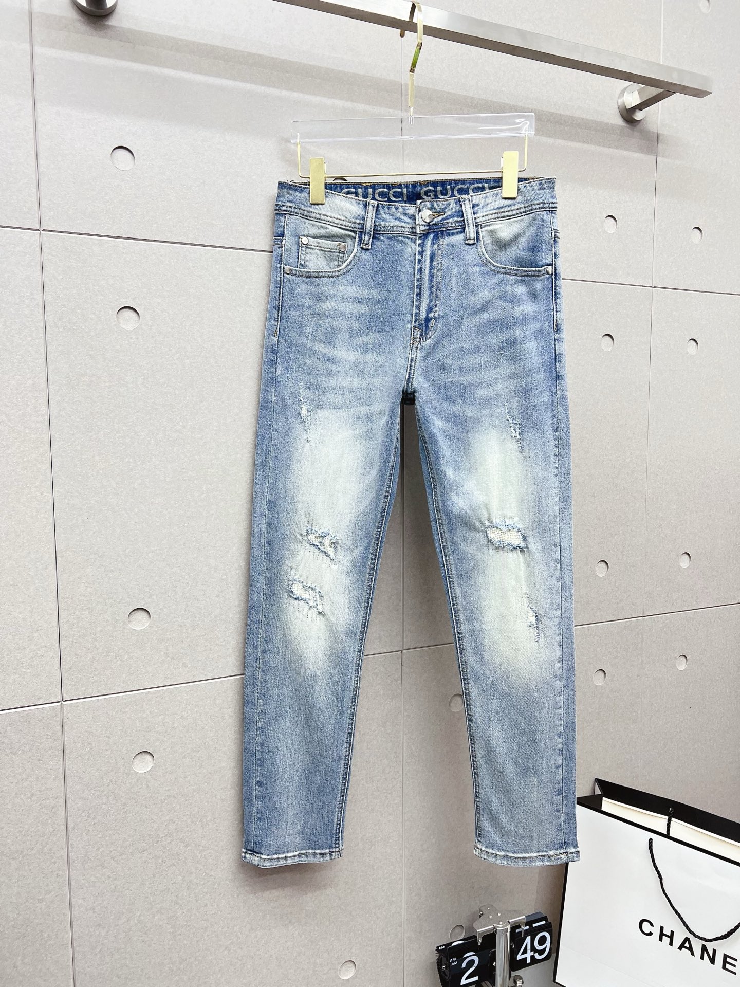 NO:549852,Guqi 2025 new model is available in stock, original single hot jeans super customized, original hardware, super heavy industry technology, excellent version, impeccable details!  The style is not picky, it is very high-end, and the good products are not waiting for everyone. If you like it, hurry up and start, size 29-38, jeans, alexander wang19860909古奇 2025新款现货上市,原单爆款牛仔裤超级定制款,原版五金,超级重工工艺,版型超赞细节做工无可挑剔！款式不挑人,特别高档,好货不等人,看中赶紧下手,尺码29-38,,jeans,alexander wang,Men's clothing