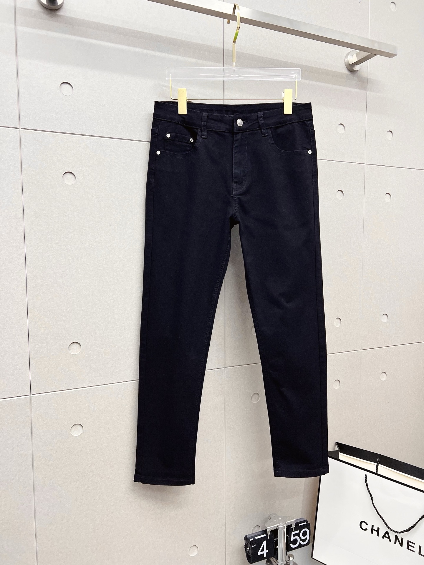 NO:608506,Gucci's 2025 new models are on the market, the original hot-selling jeans are super customized, original hardware, super heavy craftsmanship, awesome style, impeccable details and workmanship!  The style is not picky, it is very high-end, good stuff waits for no one, hurry up and get it if you like it, sizes 29-38, jeans, alexander wang19860909古奇 2025新款现货上市,原单爆款牛仔裤超级定制款,原版五金,超级重工工艺,版型超赞细节做工无可挑剔！款式不挑人,特别高档,好货不等人,看中赶紧下手,尺码29-38,,jeans,alexander wang,Men's clothing