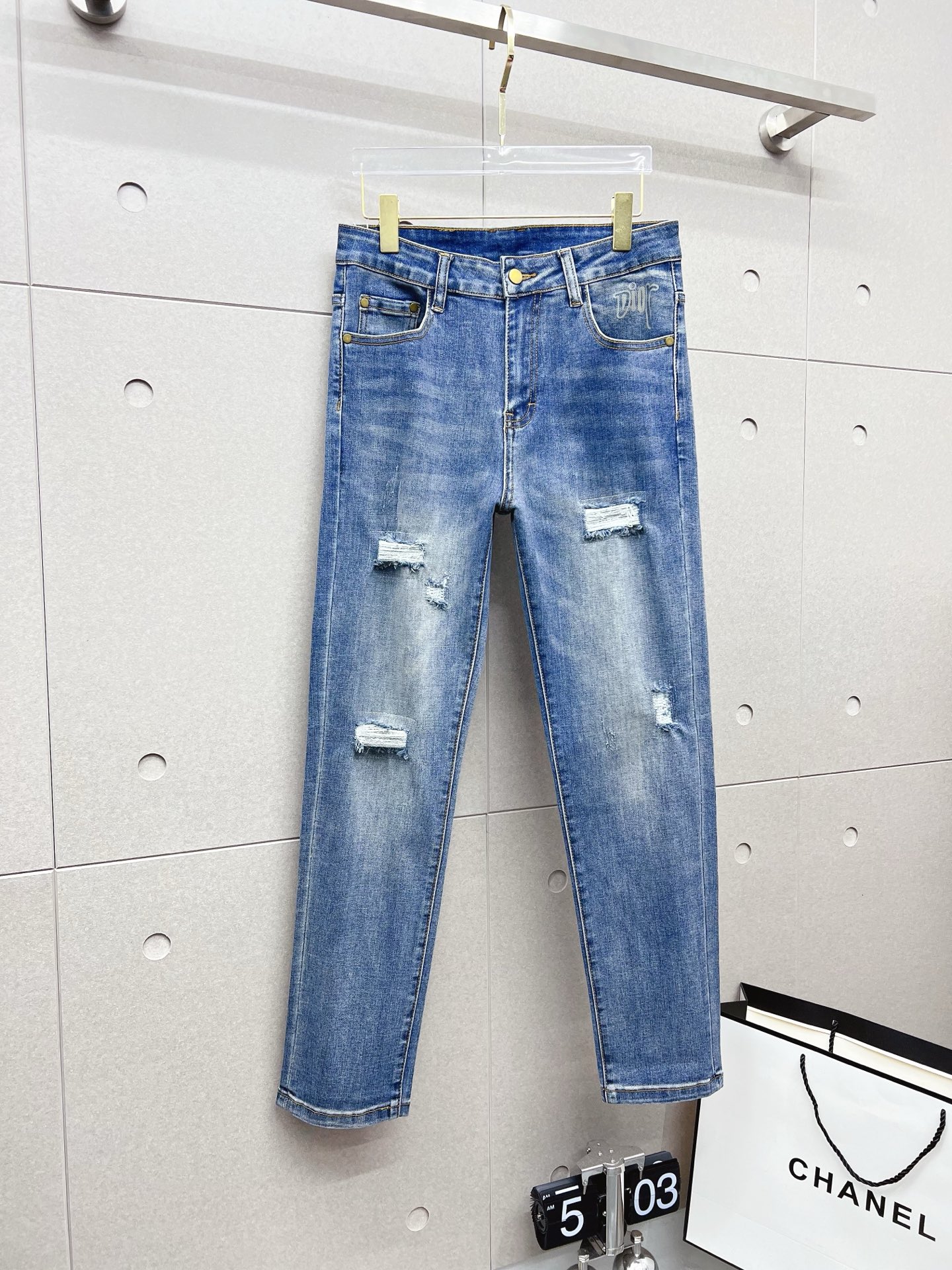 NO:565363,Dior's 2025 new models are now on the market. The original hot-selling jeans are super customized, with original hardware, super heavy craftsmanship, awesome styles, and impeccable workmanship!  The style is not picky, it is very high-end, good stuff waits for no one, hurry up and get it if you like it, sizes 29-38, dior, jeans, alexander wang19860909迪奥 2025新款现货上市,原单爆款牛仔裤超级定制款,原版五金,超级重工工艺,版型超赞细节做工无可挑剔！款式不挑人,特别高档,好货不等人,看中赶紧下手,尺码29-38,,dior,jeans,alexander wang,Men's clothing