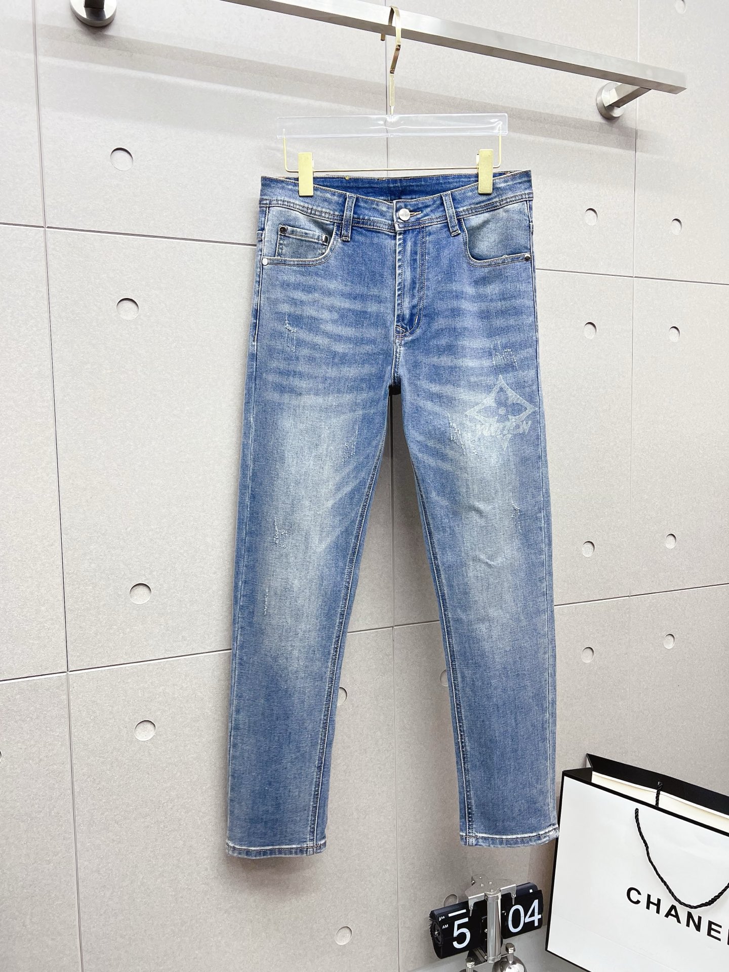 NO:565396,LV 2025 new models are on the market, the original hot-selling jeans are super customized, original hardware, super heavy craftsmanship, awesome style, impeccable details and workmanship!  The style is not picky, it is very high-end, good stuff waits for no one, hurry up and get it if you like it, sizes 29-38, louis vuitton, jeans, alexander wang19860909LV 2025新款现货上市,原单爆款牛仔裤超级定制款,原版五金,超级重工工艺,版型超赞细节做工无可挑剔！款式不挑人,特别高档,好货不等人,看中赶紧下手,尺码29-38,,louis vuitton,jeans,alexander wang,Men's clothing