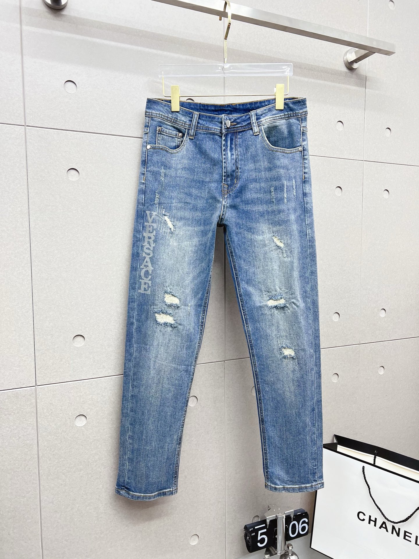 NO:565378,Versace's 2025 new models are now on the market, the original hot-selling jeans are super customized, original hardware, super heavy craftsmanship, awesome shape and impeccable details!  The style is not picky, very high-end, good stuff waits for no one, hurry up and get it if you like it, sizes 29-38, versace, jeans, alexander wang19860909范思哲 2025新款现货上市,原单爆款牛仔裤超级定制款,原版五金,超级重工工艺,版型超赞细节做工无可挑剔！款式不挑人,特别高档,好货不等人,看中赶紧下手,尺码29-38,,versace,jeans,alexander wang,Men's clothing