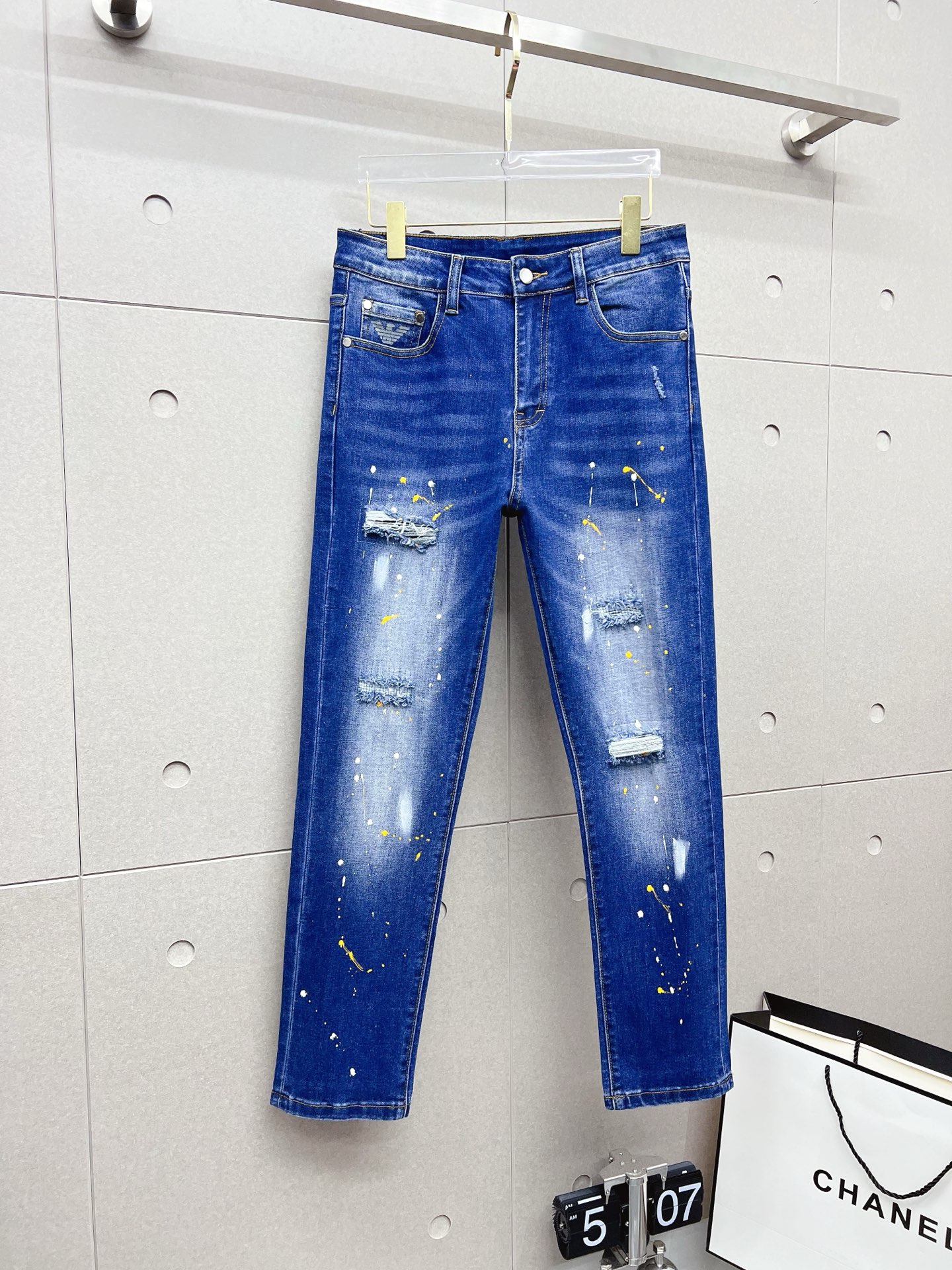 NO:565374,Armani's 2025 new models are now on the market, the original hot-selling jeans are super customized, original hardware, super heavy craftsmanship, awesome style, impeccable details and workmanship!  The style is not picky, it is very high-end, good stuff waits for no one, hurry up and get it if you like it, sizes 29-38, armani, jeans, alexander wang19860909阿玛尼 2025新款现货上市,原单爆款牛仔裤超级定制款,原版五金,超级重工工艺,版型超赞细节做工无可挑剔！款式不挑人,特别高档,好货不等人,看中赶紧下手,尺码29-38,,armani,jeans,alexander wang,Men's clothing