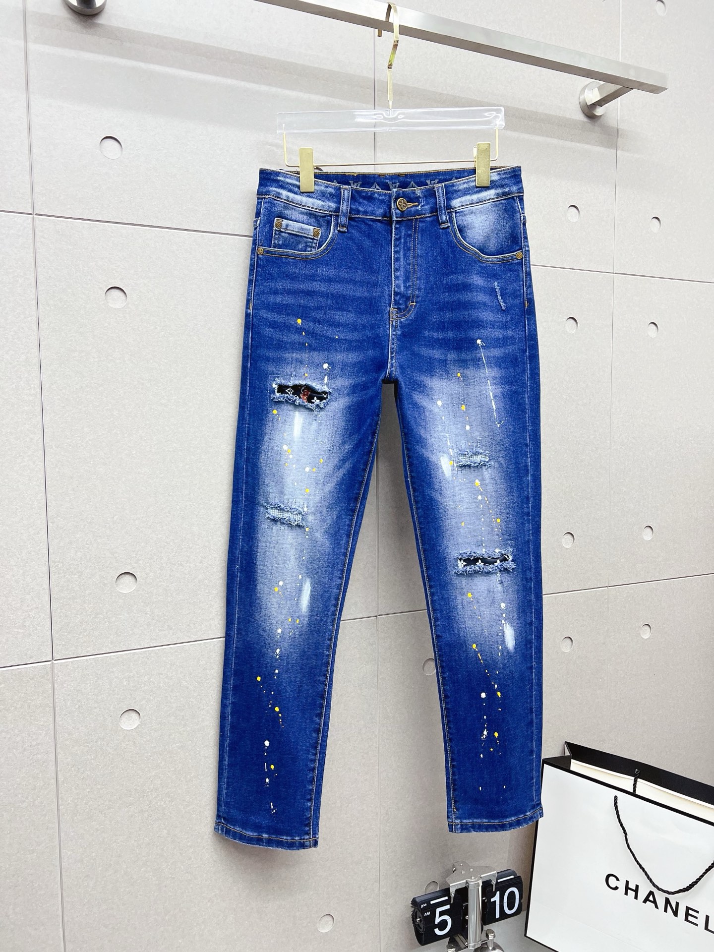 NO:565373,LV 2025 new models are on the market, the original hot-selling jeans are super customized, original hardware, super heavy craftsmanship, awesome style, impeccable details and workmanship!  The style is not picky, it is very high-end, good stuff waits for no one, hurry up and get it if you like it, sizes 29-38, louis vuitton, jeans, alexander wang19860909LV 2025新款现货上市,原单爆款牛仔裤超级定制款,原版五金,超级重工工艺,版型超赞细节做工无可挑剔！款式不挑人,特别高档,好货不等人,看中赶紧下手,尺码29-38,,louis vuitton,jeans,alexander wang,Men's clothing