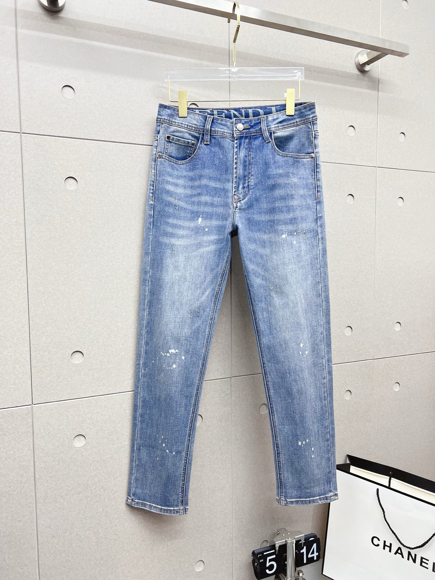 NO:565369,Fendi's 2025 new models are on the market, the original hot-selling jeans are super customized, original hardware, super heavy craftsmanship, awesome style, impeccable details and workmanship!  The style is not picky, it is very high-end, good stuff waits for no one, hurry up and get it if you like it, sizes 29-38, fendi, jeans, alexander wang19860909芬迪 2025新款现货上市,原单爆款牛仔裤超级定制款,原版五金,超级重工工艺,版型超赞细节做工无可挑剔！款式不挑人,特别高档,好货不等人,看中赶紧下手,尺码29-38,,fendi,jeans,alexander wang,Men's clothing