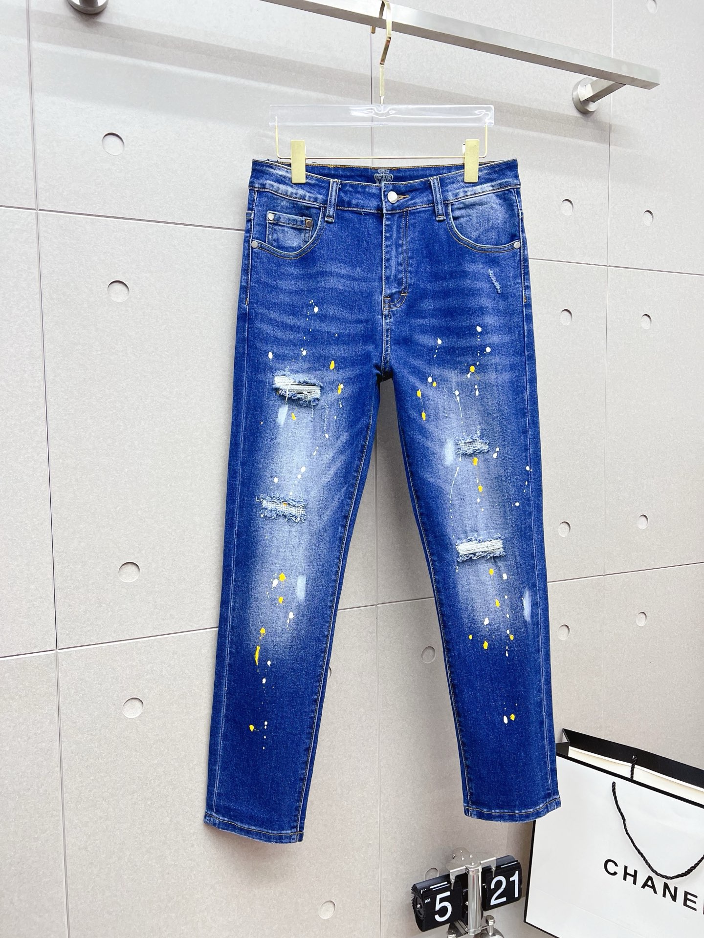 NO:565384,Gucci's 2025 new models are on the market, the original hot-selling jeans are super customized, original hardware, super heavy craftsmanship, awesome style, impeccable details and workmanship!  The style is not picky, it is very high-end, good stuff waits for no one, hurry up and get it if you like it, sizes 29-38, jeans, alexander wang19860909古奇 2025新款现货上市,原单爆款牛仔裤超级定制款,原版五金,超级重工工艺,版型超赞细节做工无可挑剔！款式不挑人,特别高档,好货不等人,看中赶紧下手,尺码29-38,,jeans,alexander wang,Men's clothing