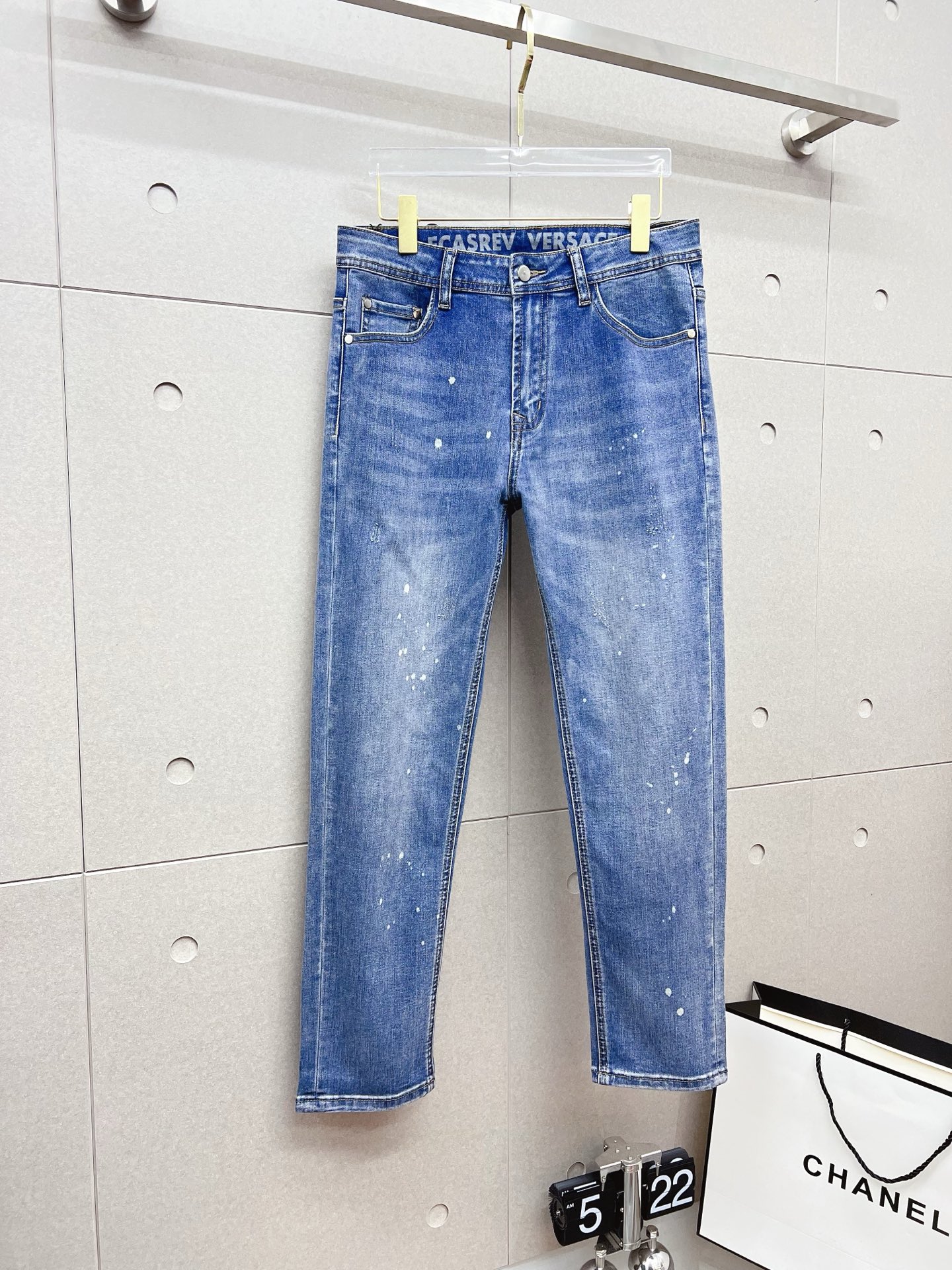 NO:549842,Versace 2025 new model is available in stock, original single hot jeans super customized, original hardware, super heavy industry technology, excellent version, impeccable details!  The style is not picky, it is very high-end, and the good products are not waiting for everyone. Take a look at it and start quickly. Size 29-38, versace, jeans, alexander wang19860909范思哲 2025新款现货上市,原单爆款牛仔裤超级定制款,原版五金,超级重工工艺,版型超赞细节做工无可挑剔！款式不挑人,特别高档,好货不等人,看中赶紧下手,尺码29-38,,versace,jeans,alexander wang,Men's clothing