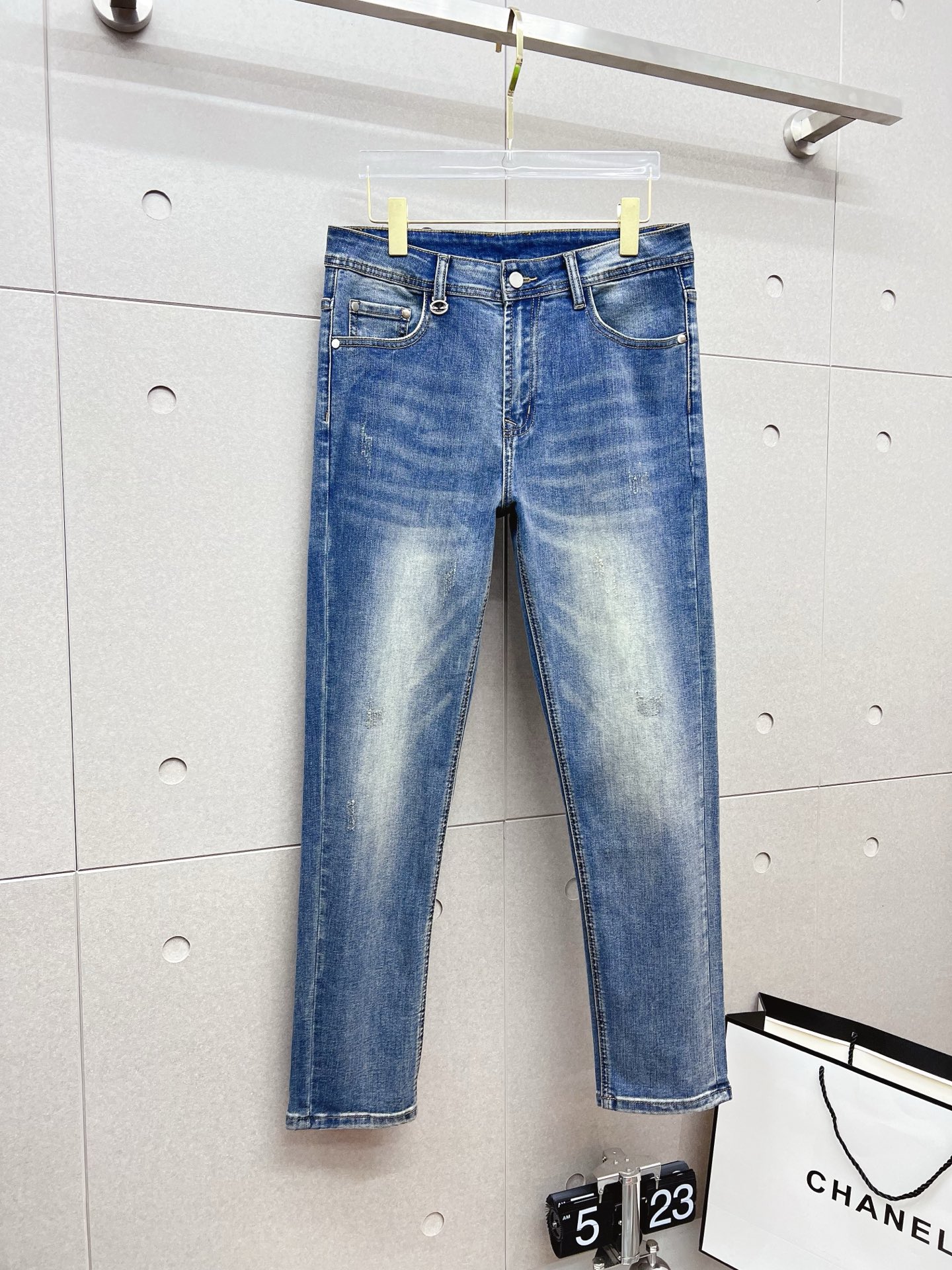 NO:565354,Fendi's 2025 new models are on the market, the original hot-selling jeans are super customized, original hardware, super heavy craftsmanship, awesome style, impeccable details and workmanship!  The style is not picky, it is very high-end, good stuff waits for no one, hurry up and get it if you like it, sizes 29-38, fendi, jeans, alexander wang19860909芬迪 2025新款现货上市,原单爆款牛仔裤超级定制款,原版五金,超级重工工艺,版型超赞细节做工无可挑剔！款式不挑人,特别高档,好货不等人,看中赶紧下手,尺码29-38,,fendi,jeans,alexander wang,Men's clothing