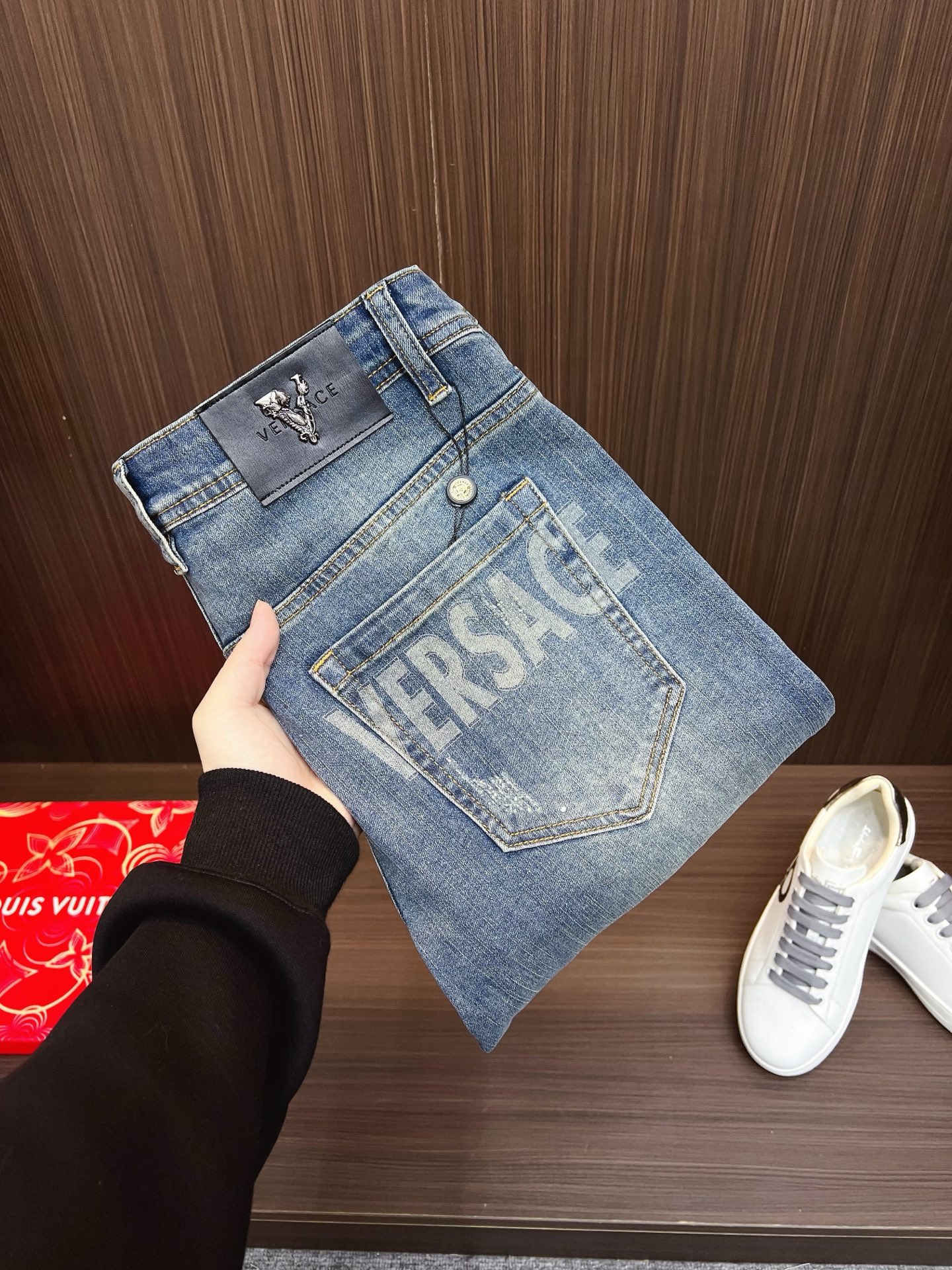 NO:758536,[Versace] 2026 new products are available at counters. The best jeans counters in physical stores are original 1:1 good products, suitable for all ages. The highest version of European imported fabrics on the market. Comfortable, soft and skin-friendly, with super upper body effects. Fashionable and versatile, straight and stylish, a wardrobe must-have!  Suitable for any occasion. Sizes: 29-38, versace, jeans,19860909【范思哲】 2026新品 专柜有售 实体店极品牛仔裤专柜原版1:1好货,适合各个年龄段.市场最高版本的欧洲进口面料.舒适柔软亲肤,上身效果超级棒时尚百搭,笔挺有型,衣橱必备！适合任何场合穿着 尺码:29-38,,versace,jeans,,Men's clothing