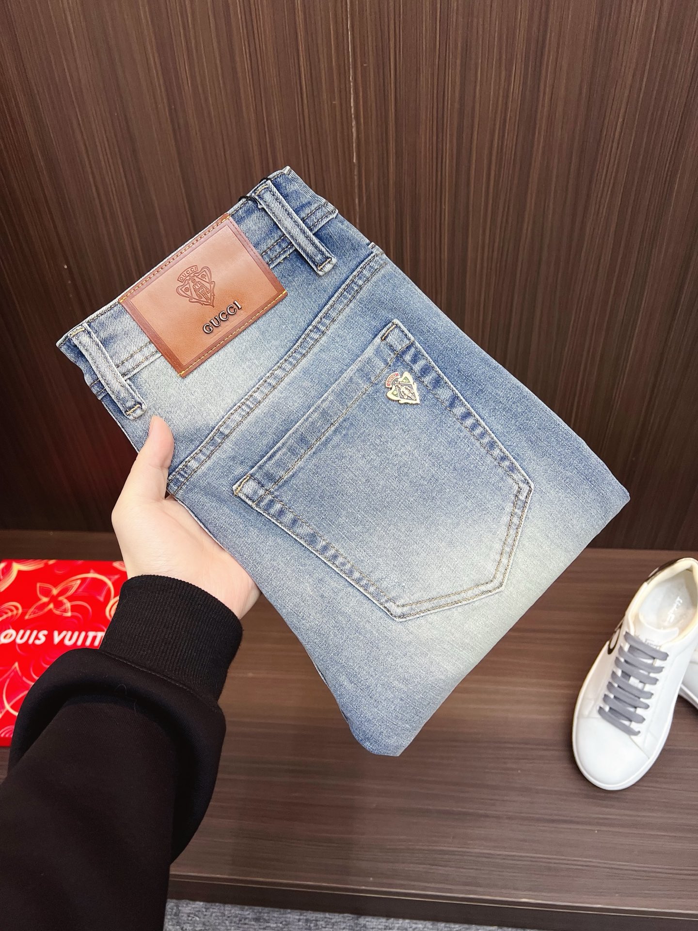 NO:758553,[Gucci] 2026 new products are available at counters. The best jeans counters in physical stores are original 1:1 goods, suitable for all ages. The highest version of European imported fabrics on the market. Comfortable, soft and skin-friendly, with super upper body effects. Fashionable and versatile, straight and stylish, a wardrobe must-have!  Suitable for any occasion. Sizes: 29-38, jeans,19860909【古奇】 2026新品 专柜有售 实体店极品牛仔裤专柜原版1:1好货,适合各个年龄段.市场最高版本的欧洲进口面料.舒适柔软亲肤,上身效果超级棒时尚百搭,笔挺有型,衣橱必备！适合任何场合穿着 尺码:29-38,,jeans,,Men's clothing