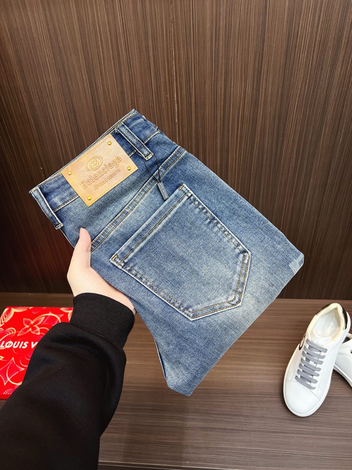 NO:758569,[Balenciaga] 2026 new products are available at the counter. The best jeans counter in the physical store is an original 1:1 good product, suitable for all ages. The highest version of European imported fabrics on the market. Comfortable, soft and skin-friendly, the upper body effect is super fashionable and versatile, straight and stylish, a wardrobe must-have!  Suitable for any occasion. Sizes: 29-38, balenciaga, jeans,19860909【巴黎世家】 2026新品 专柜有售 实体店极品牛仔裤专柜原版1:1好货,适合各个年龄段.市场最高版本的欧洲进口面料.舒适柔软亲肤,上身效果超级棒时尚百搭,笔挺有型,衣橱必备！适合任何场合穿着 尺码:29-38,,balenciaga,jeans,,Men's clothing