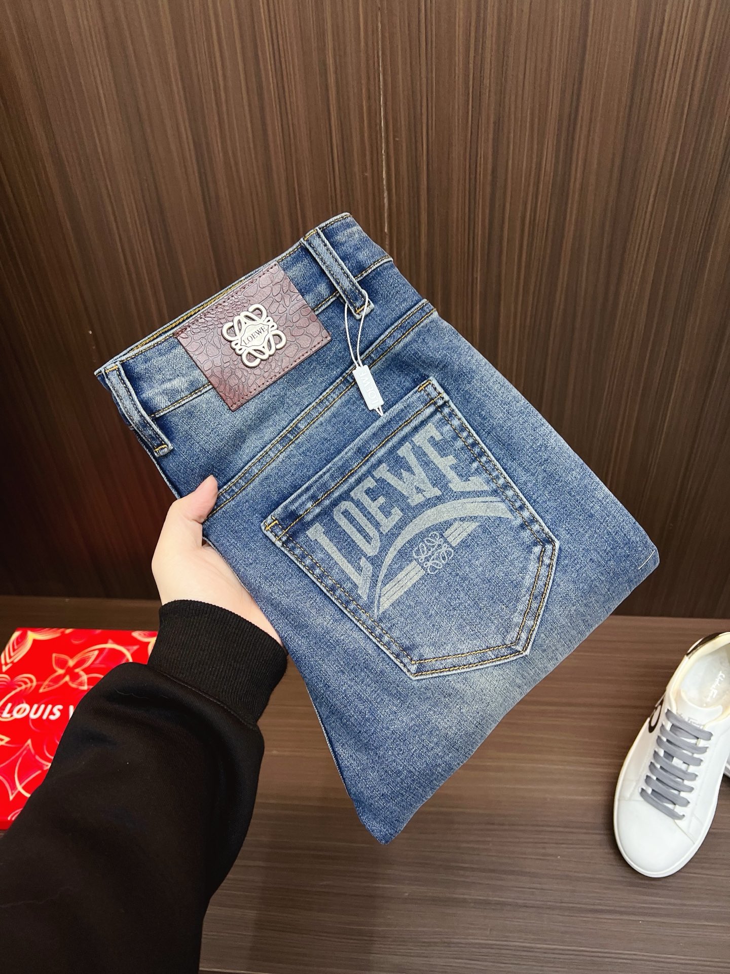 NO:758576,[Luo Yiwei] 2026 new products are available at the counter. The original 1:1 quality goods of the best jeans counter in the physical store are suitable for all ages. The highest version of European imported fabrics on the market. Comfortable, soft and skin-friendly, the upper body effect is super fashionable and versatile, straight and stylish, a wardrobe must-have!  Suitable for any occasion. Sizes: 29-38,,loewe,jeans,19860909【罗意威】 2026新品 专柜有售 实体店极品牛仔裤专柜原版1:1好货,适合各个年龄段.市场最高版本的欧洲进口面料.舒适柔软亲肤,上身效果超级棒时尚百搭,笔挺有型,衣橱必备！适合任何场合穿着 尺码:29-38,,loewe,jeans,,Men's clothing