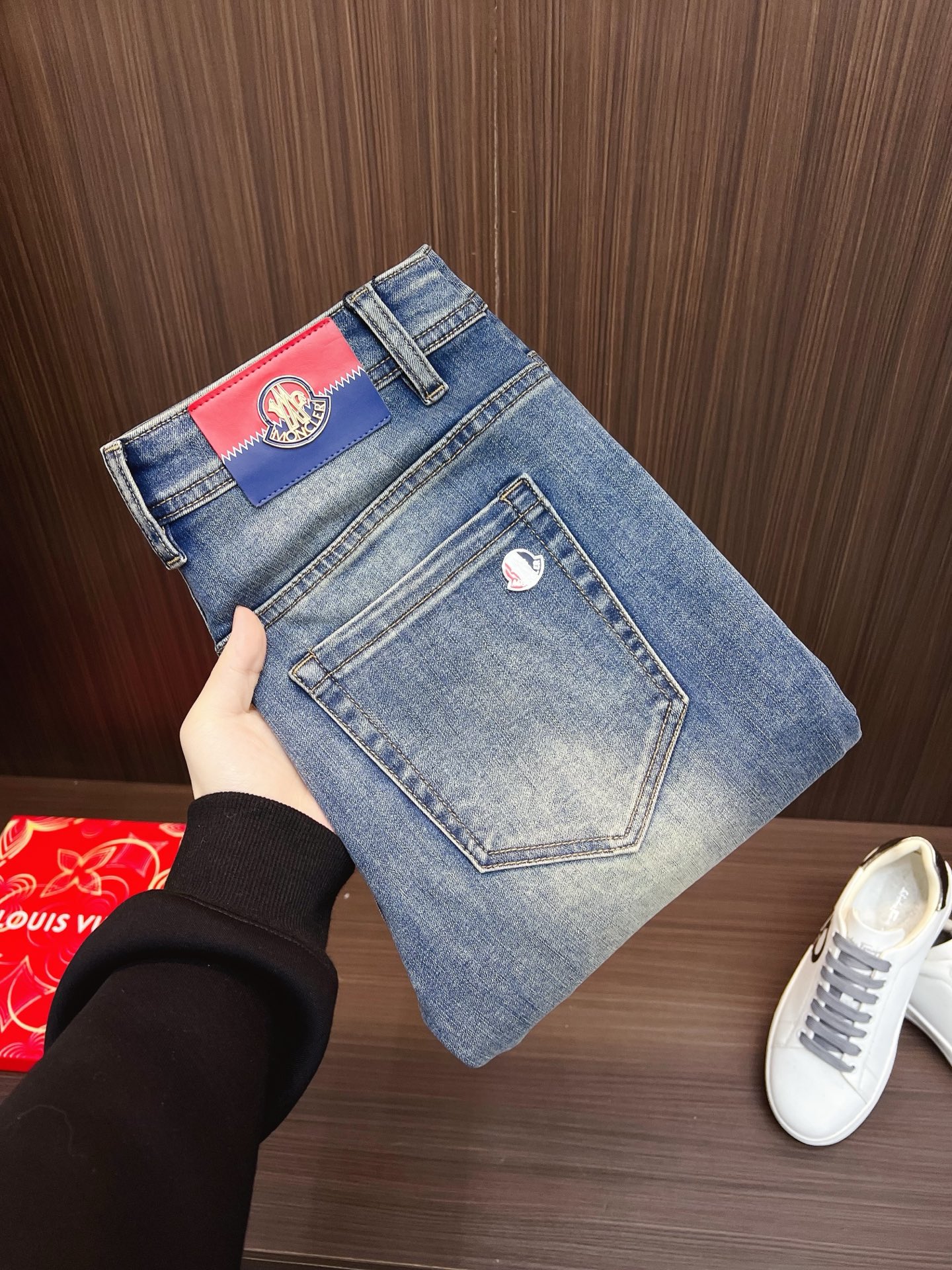 NO:758588,[Mouth Mouth] 2026 new products are available at counters. The best jeans counters in physical stores are original 1:1 good products, suitable for all ages. The highest version of European imported fabrics on the market. Comfortable, soft and skin-friendly, with super upper body effects. Fashionable and versatile, straight and stylish, a wardrobe must-have!  Suitable for any occasion. Sizes: 29-38, Moncler, jeans,19860909【蒙口】 2026新品 专柜有售 实体店极品牛仔裤专柜原版1:1好货,适合各个年龄段.市场最高版本的欧洲进口面料.舒适柔软亲肤,上身效果超级棒时尚百搭,笔挺有型,衣橱必备！适合任何场合穿着 尺码:29-38,,Moncler,jeans,,Men's clothing