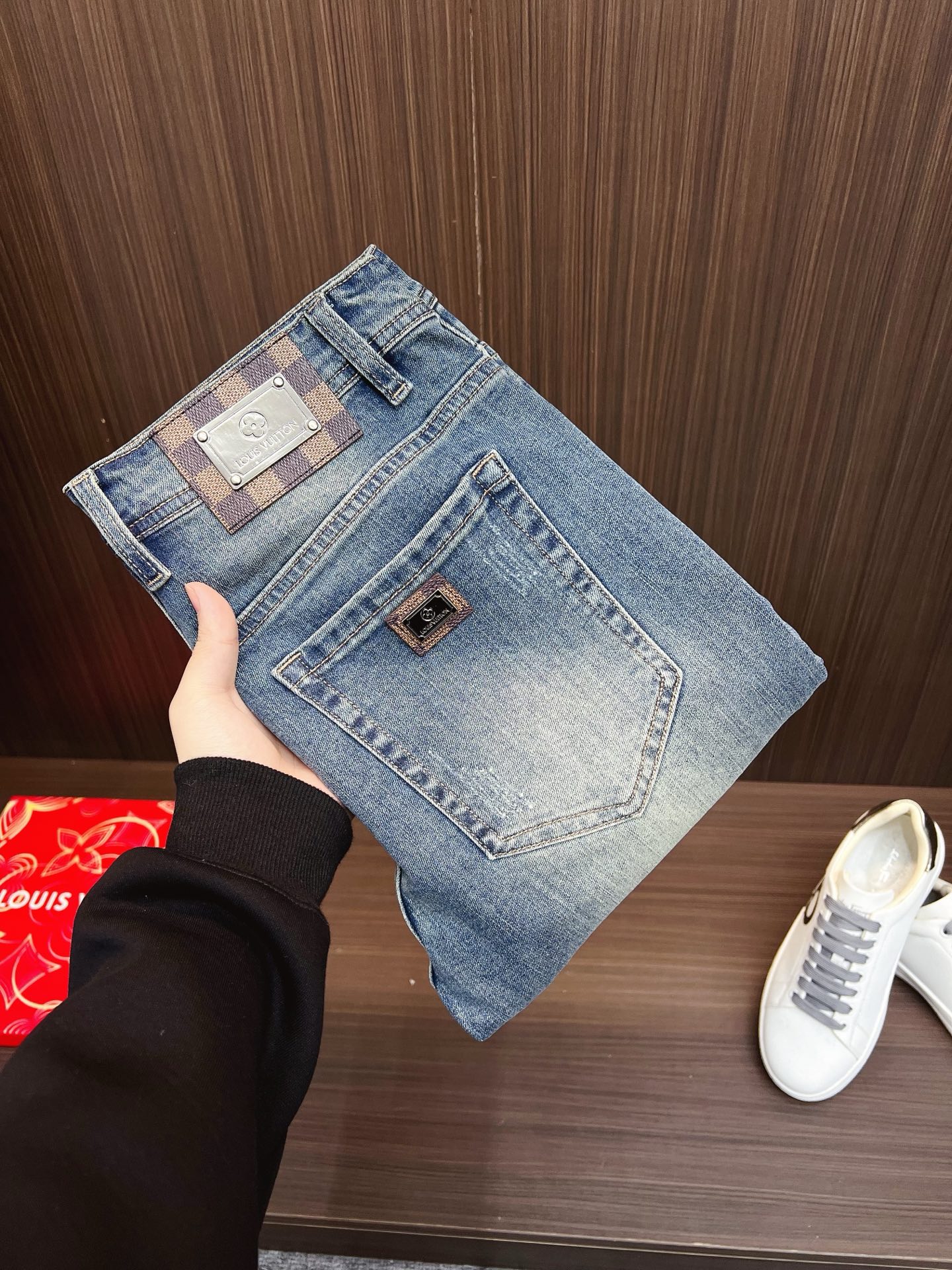 NO:758600,[L V] 2026 new products are available at the counter. The best jeans counter in the physical store is an original 1:1 good product, suitable for all ages. The highest version of European imported fabrics on the market. Comfortable, soft and skin-friendly, the upper body effect is super fashionable and versatile, straight and stylish, a wardrobe must-have!  Suitable for any occasion. Sizes: 29-38, jeans,19860909【 L V】 2026新品 专柜有售 实体店极品牛仔裤专柜原版1:1好货,适合各个年龄段.市场最高版本的欧洲进口面料.舒适柔软亲肤,上身效果超级棒时尚百搭,笔挺有型,衣橱必备！适合任何场合穿着 尺码:29-38,,jeans,,Men's clothing