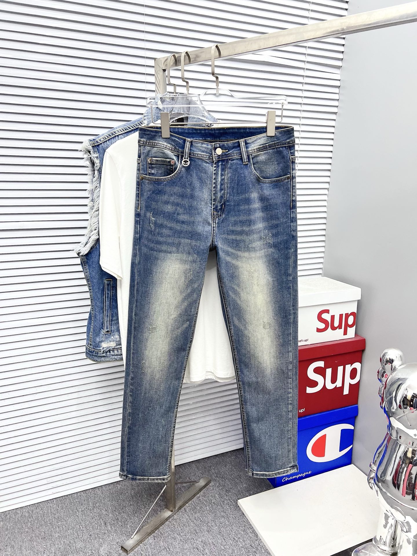 NO:610602,[Fendi] 2025 new products are available at counters. The best jeans counters in physical stores are original 1:1 goods, suitable for all ages. The highest version of European imported fabrics on the market. Comfortable, soft and skin-friendly, with super upper body effects. Fashionable and versatile, straight and stylish, a wardrobe must-have!  Suitable for any occasion. Sizes: 29-38, fendi, jeans, alexander wang19860909【芬迪】 2025新品 专柜有售 实体店极品牛仔裤专柜原版1:1好货,适合各个年龄段.市场最高版本的欧洲进口面料.舒适柔软亲肤,上身效果超级棒时尚百搭,笔挺有型,衣橱必备！适合任何场合穿着 尺码:29-38,,fendi,jeans,alexander wang,Men's clothing