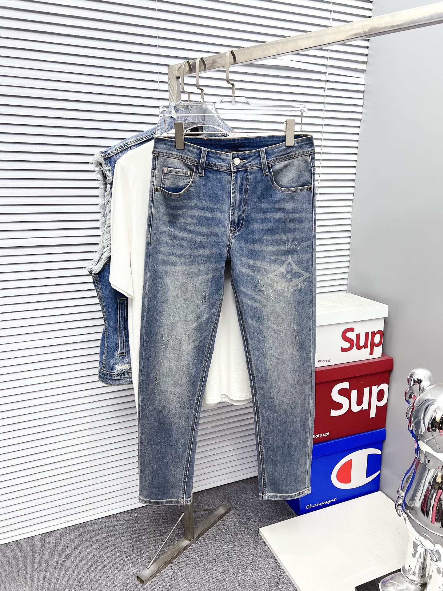 NO:610605,[L V] 2025 new products, available at counters. Original 1:1 quality goods from the best jeans counters in physical stores, suitable for all ages. The highest version of European imported fabrics on the market. Comfortable, soft and skin-friendly, with super upper body effect, fashionable and versatile, straight and stylish, a wardrobe must-have!  Suitable for any occasion. Sizes: 29-38, jeans, alexander wang19860909【 L V】 2025新品 专柜有售 实体店极品牛仔裤专柜原版1:1好货,适合各个年龄段.市场最高版本的欧洲进口面料.舒适柔软亲肤,上身效果超级棒时尚百搭,笔挺有型,衣橱必备！适合任何场合穿着 尺码:29-38,,jeans,alexander wang,Men's clothing